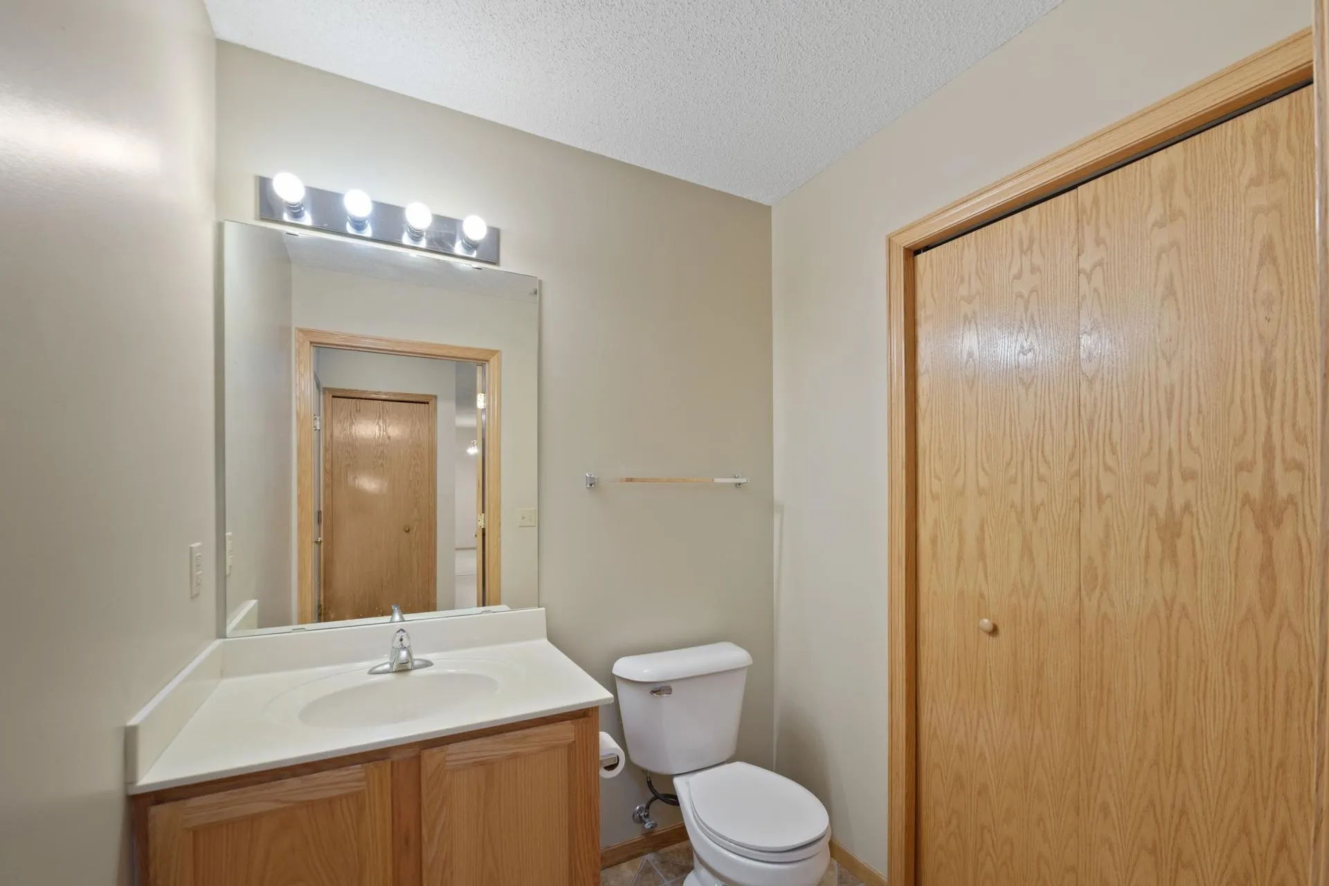 Photo 11 of 2462 Oakridge Circle