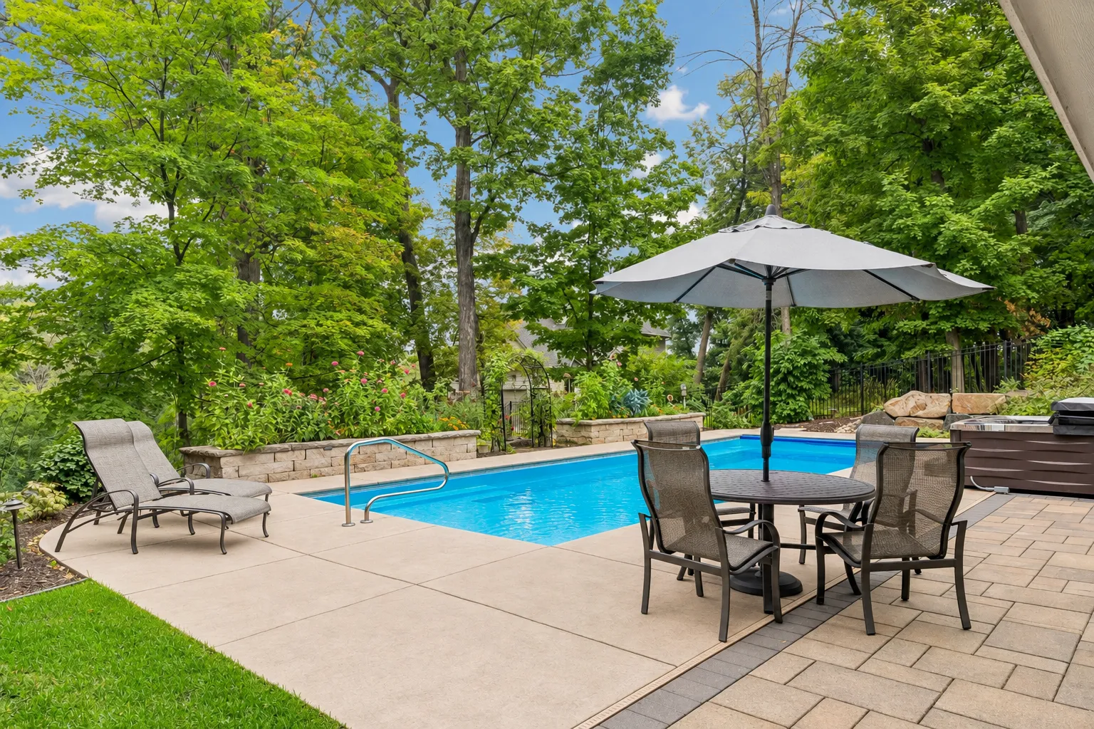 Photo 11 of 18508 Ridgewood Road