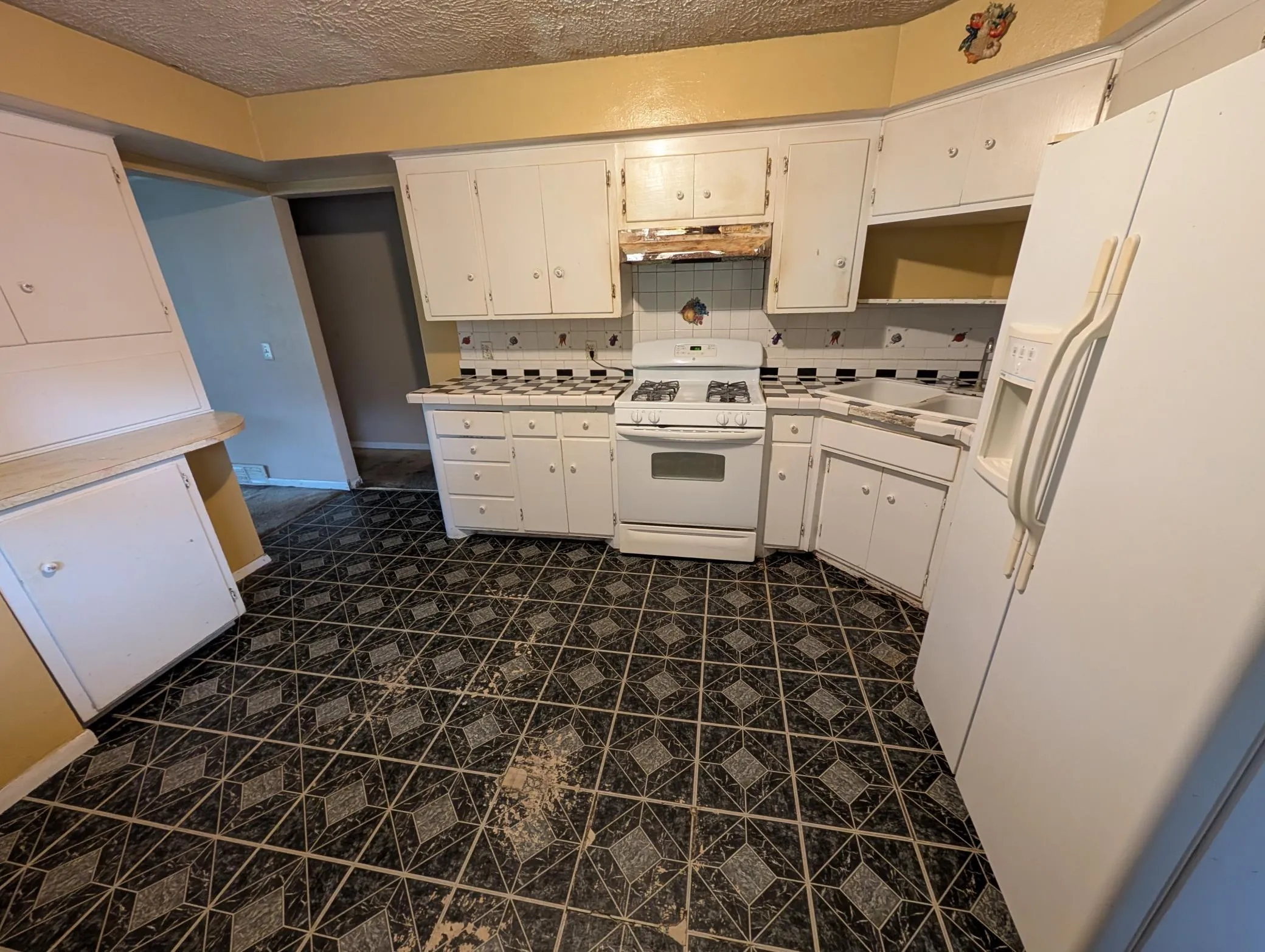 Photo 3 of 796 Stoughton Avenue