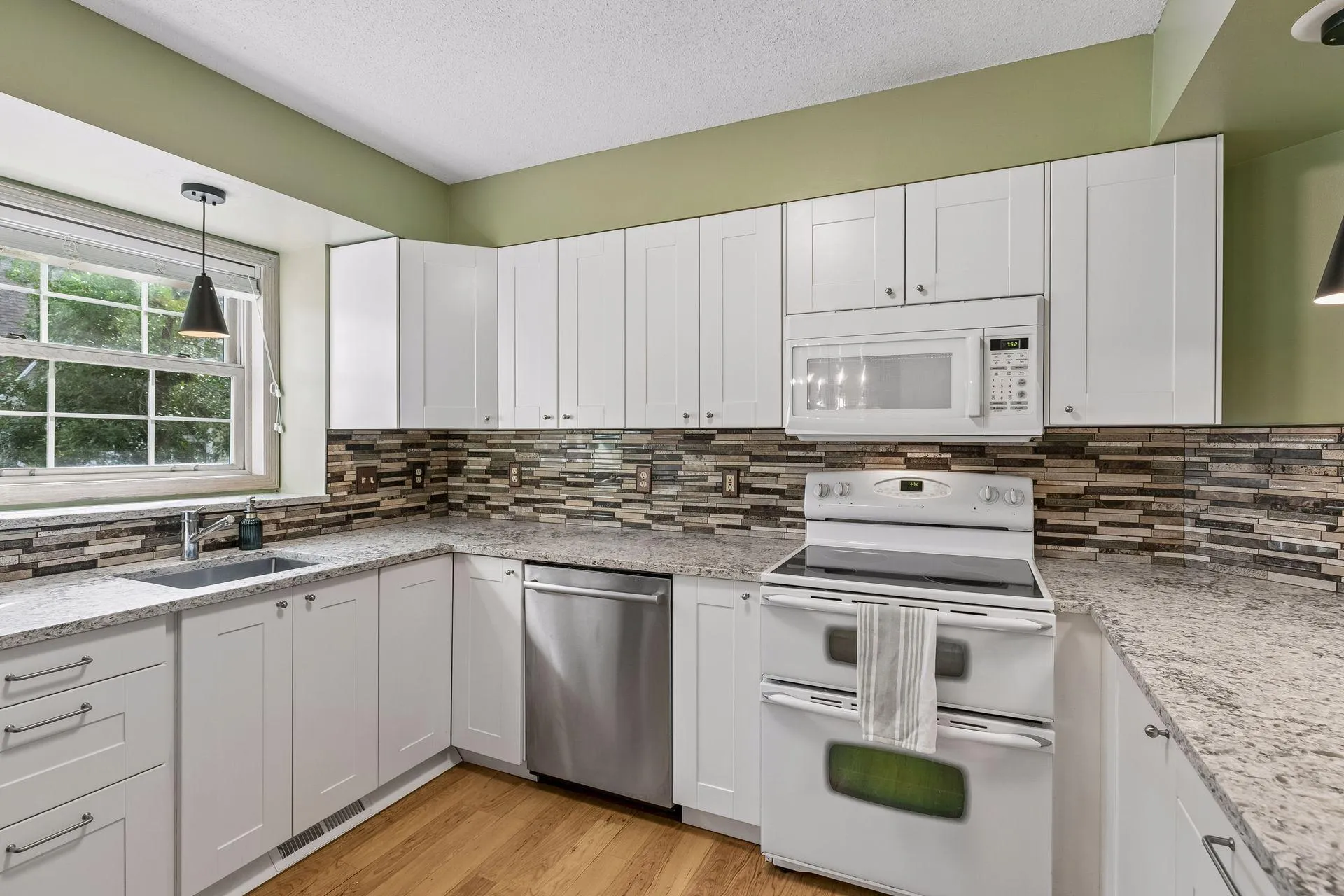 Photo 18 of 4902 Bayswater Road