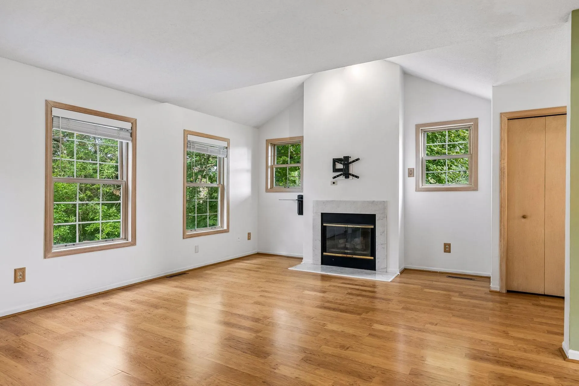 Photo 9 of 4902 Bayswater Road