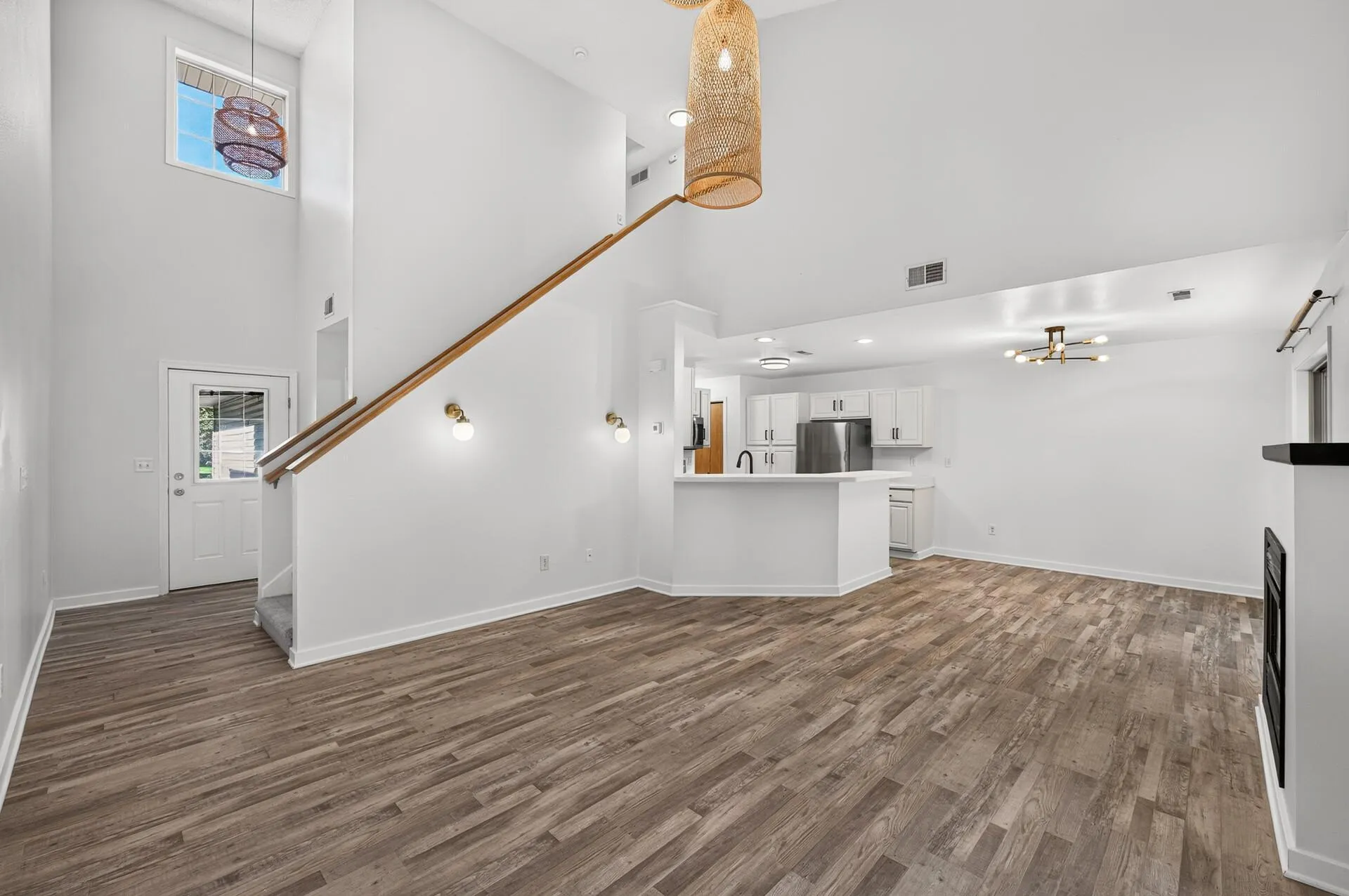 Photo 4 of 13816 Rose Drive