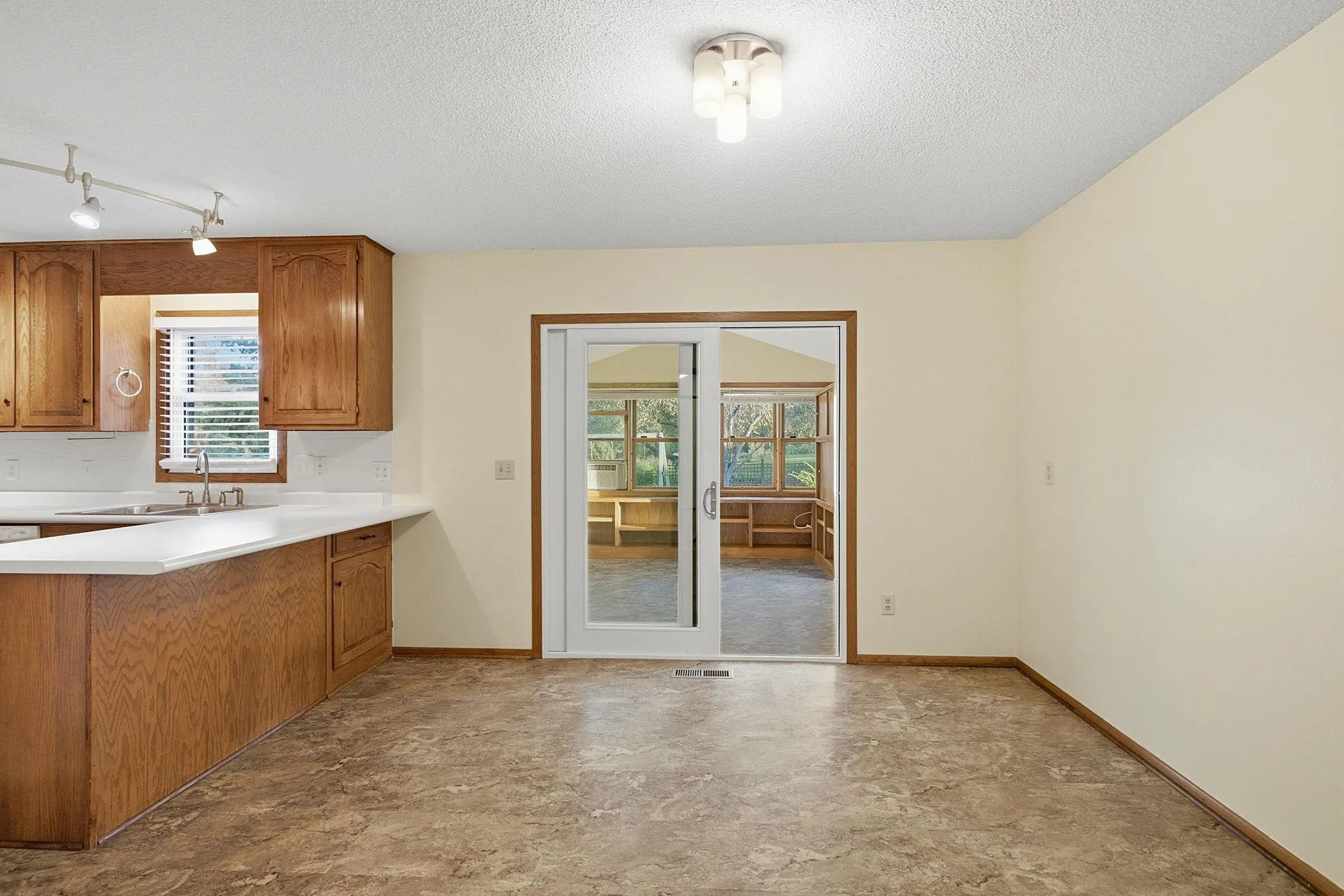 Photo 13 of 710 Windemere Drive