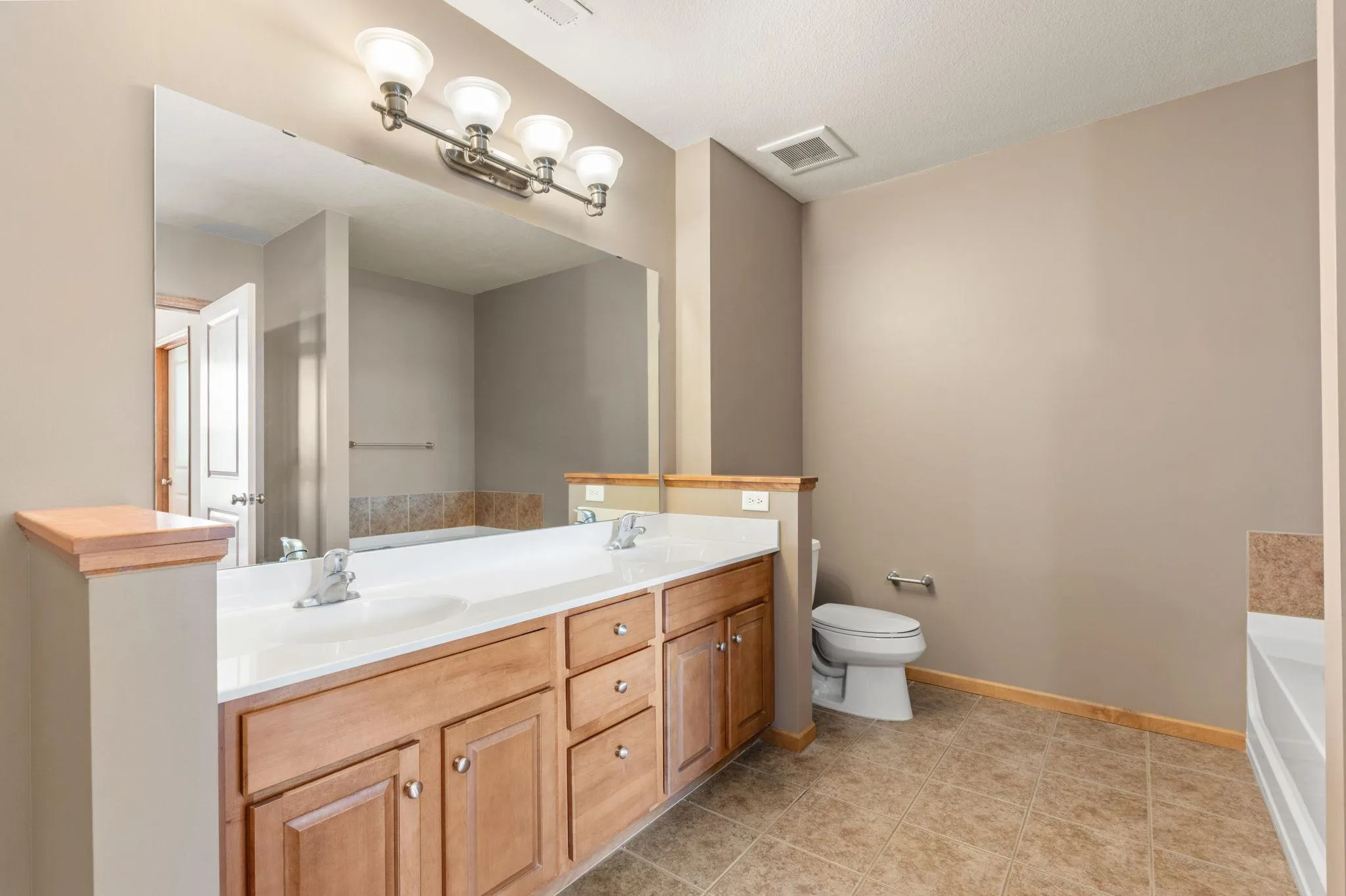 Photo 16 of 3110 N Chestnut Street Unit 301