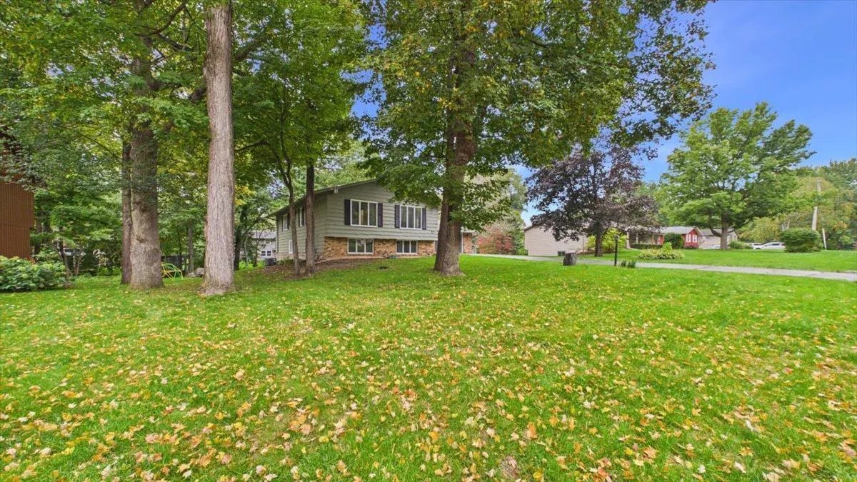 Photo 4 of 2230 Urbandale N Lane
