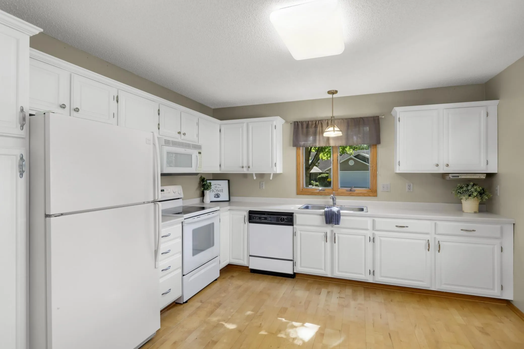Photo 8 of 3253 Riverwood Drive