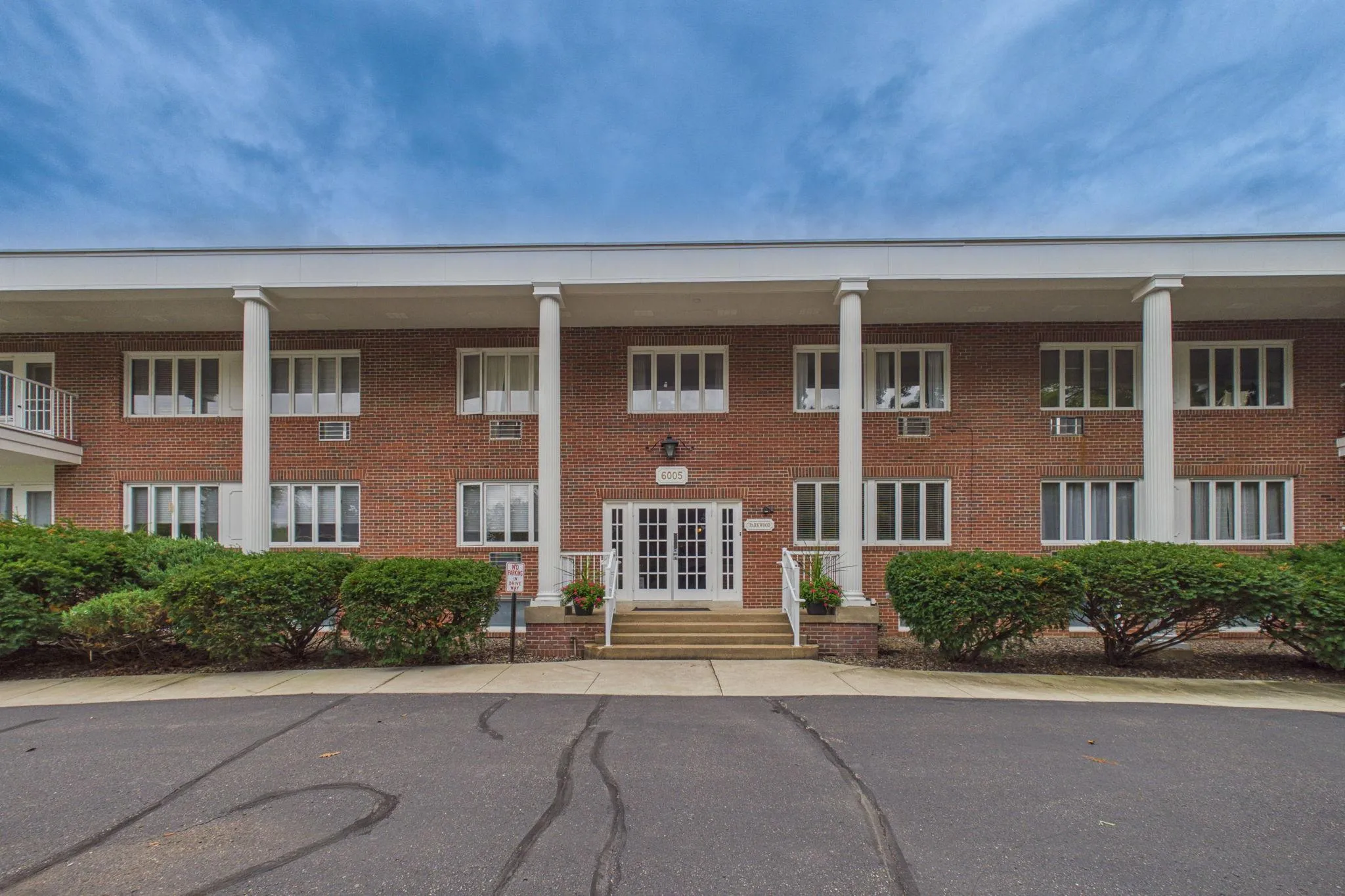 Photo 16 of 6005 Eden Prairie Road Unit 210