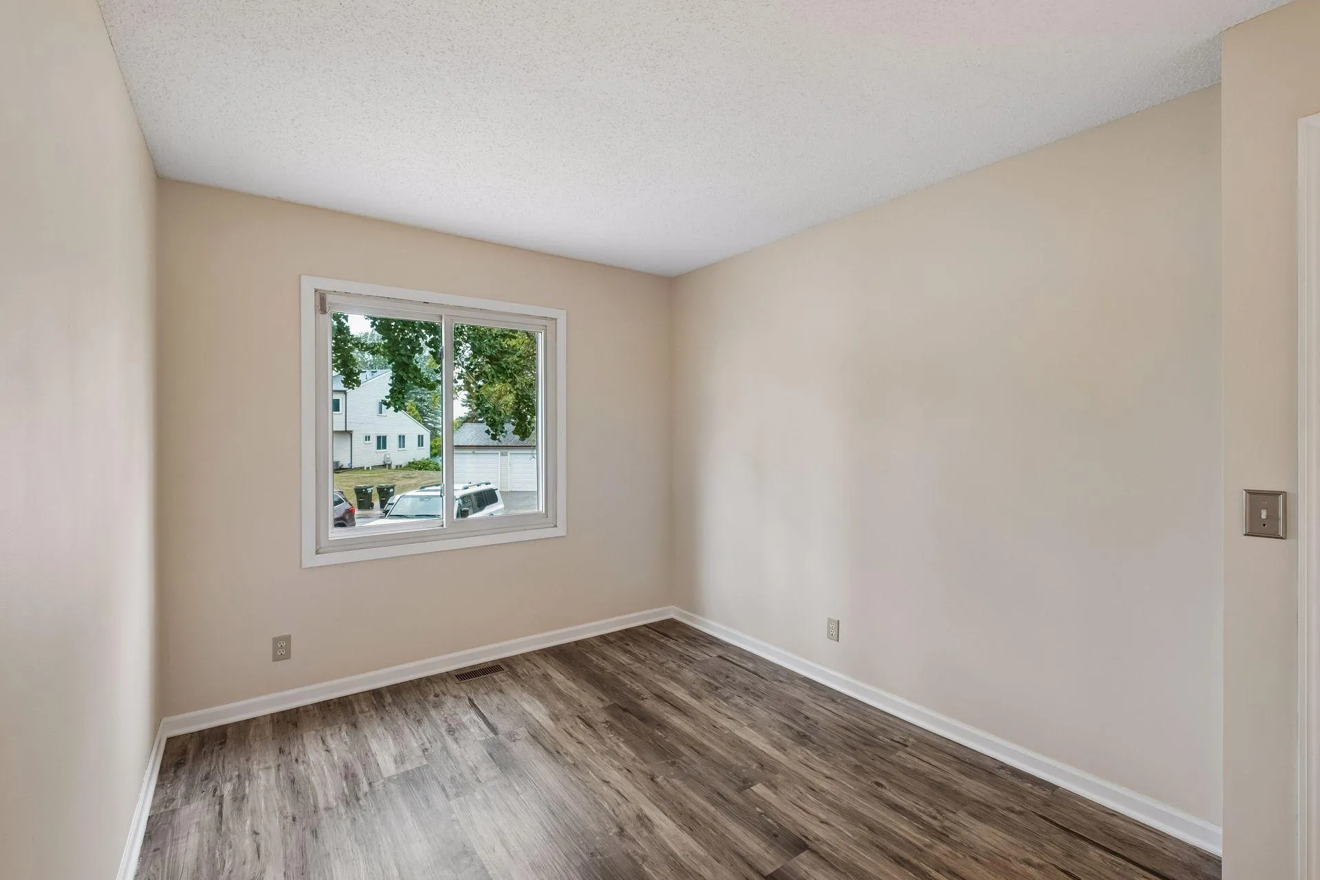 Photo 32 of 1498 Woodview W Avenue