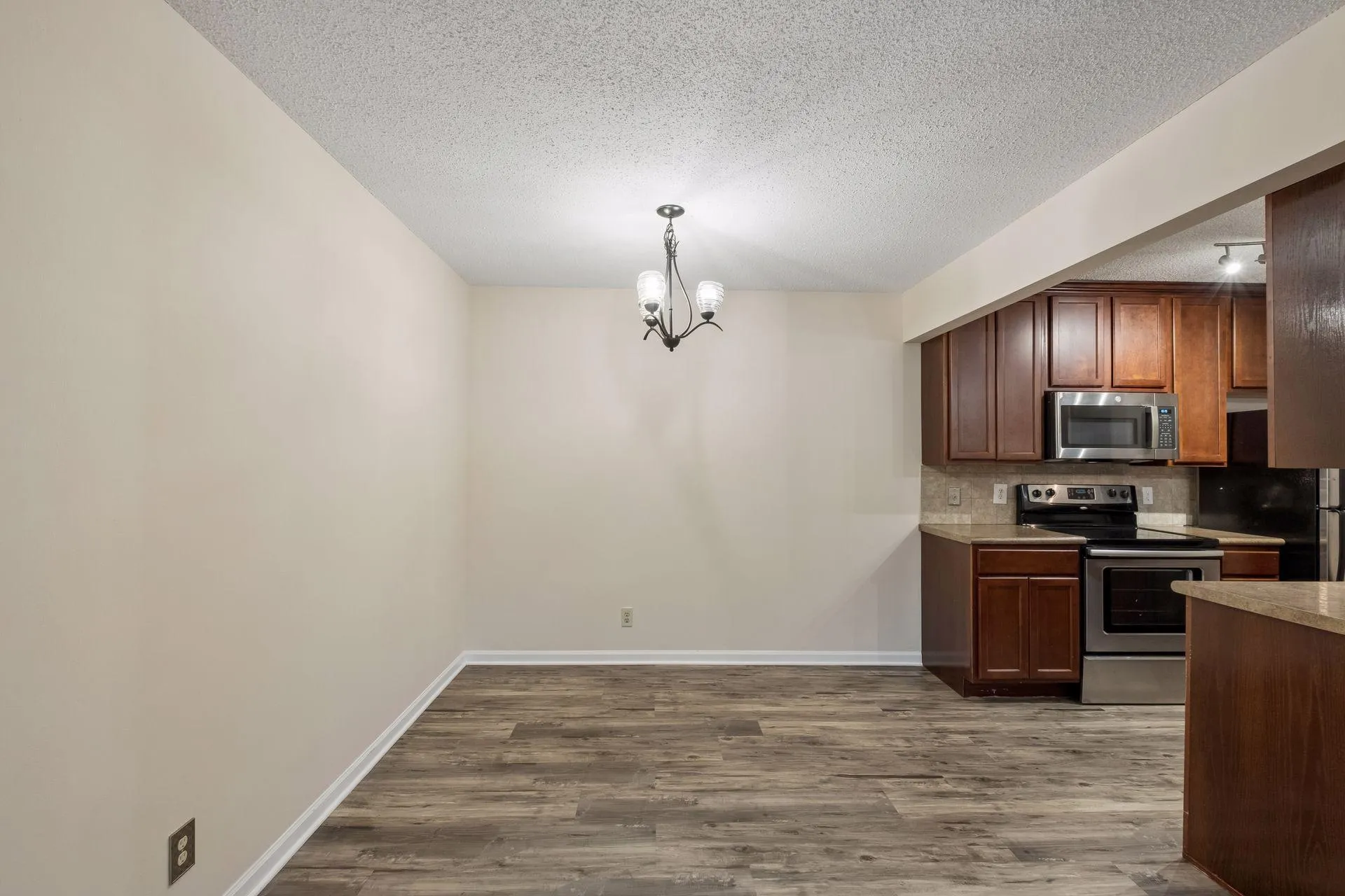 Photo 18 of 1498 Woodview W Avenue