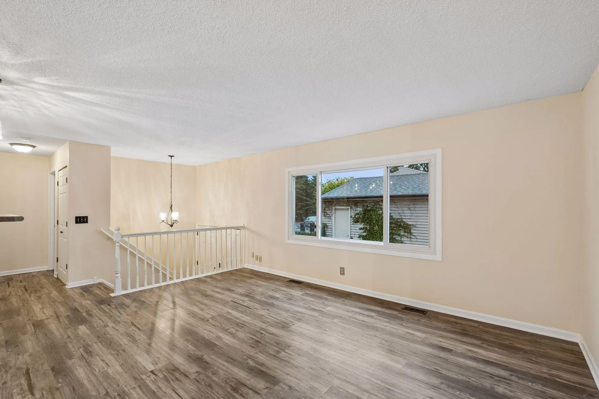 Photo 15 of 1498 Woodview W Avenue