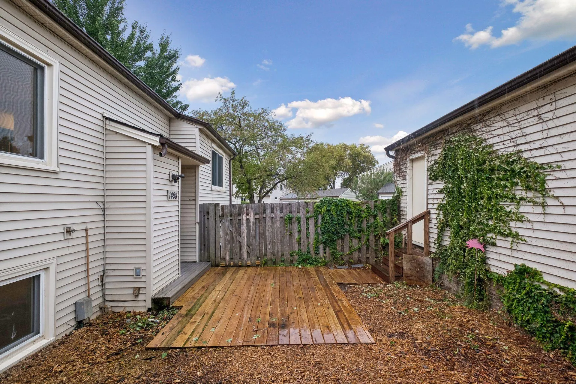 Photo 3 of 1498 Woodview W Avenue