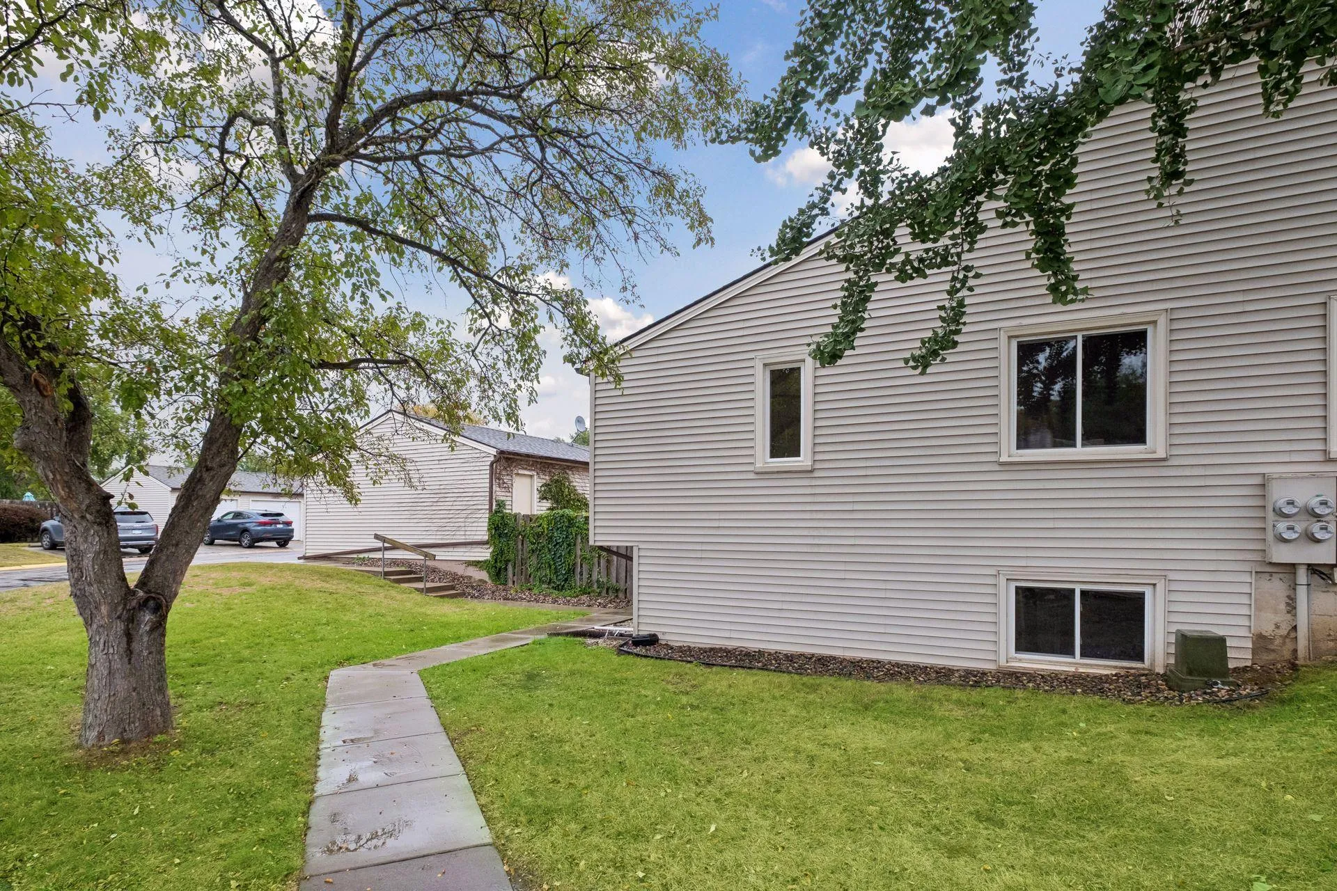 Photo 8 of 1498 Woodview W Avenue