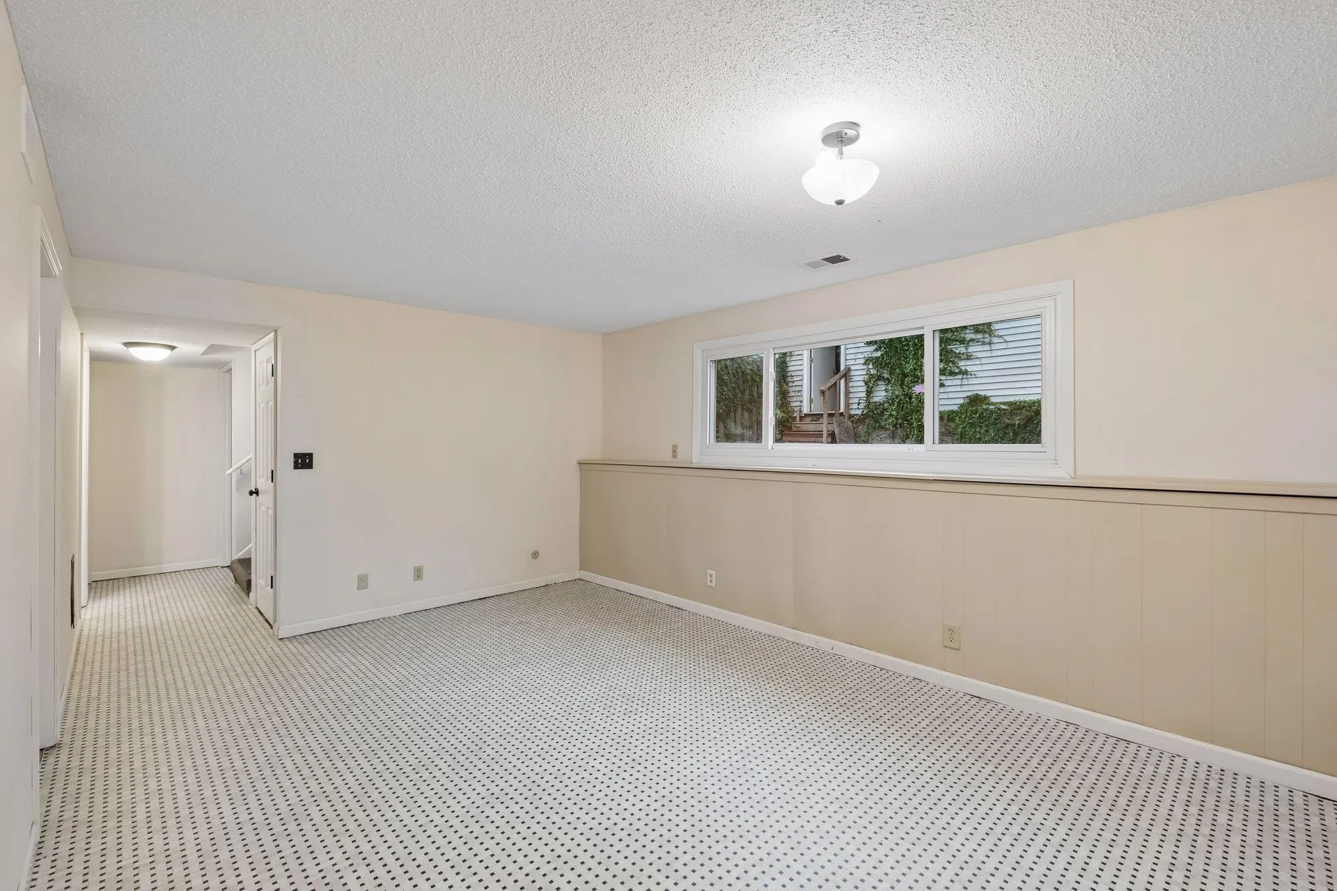 Photo 41 of 1498 Woodview W Avenue