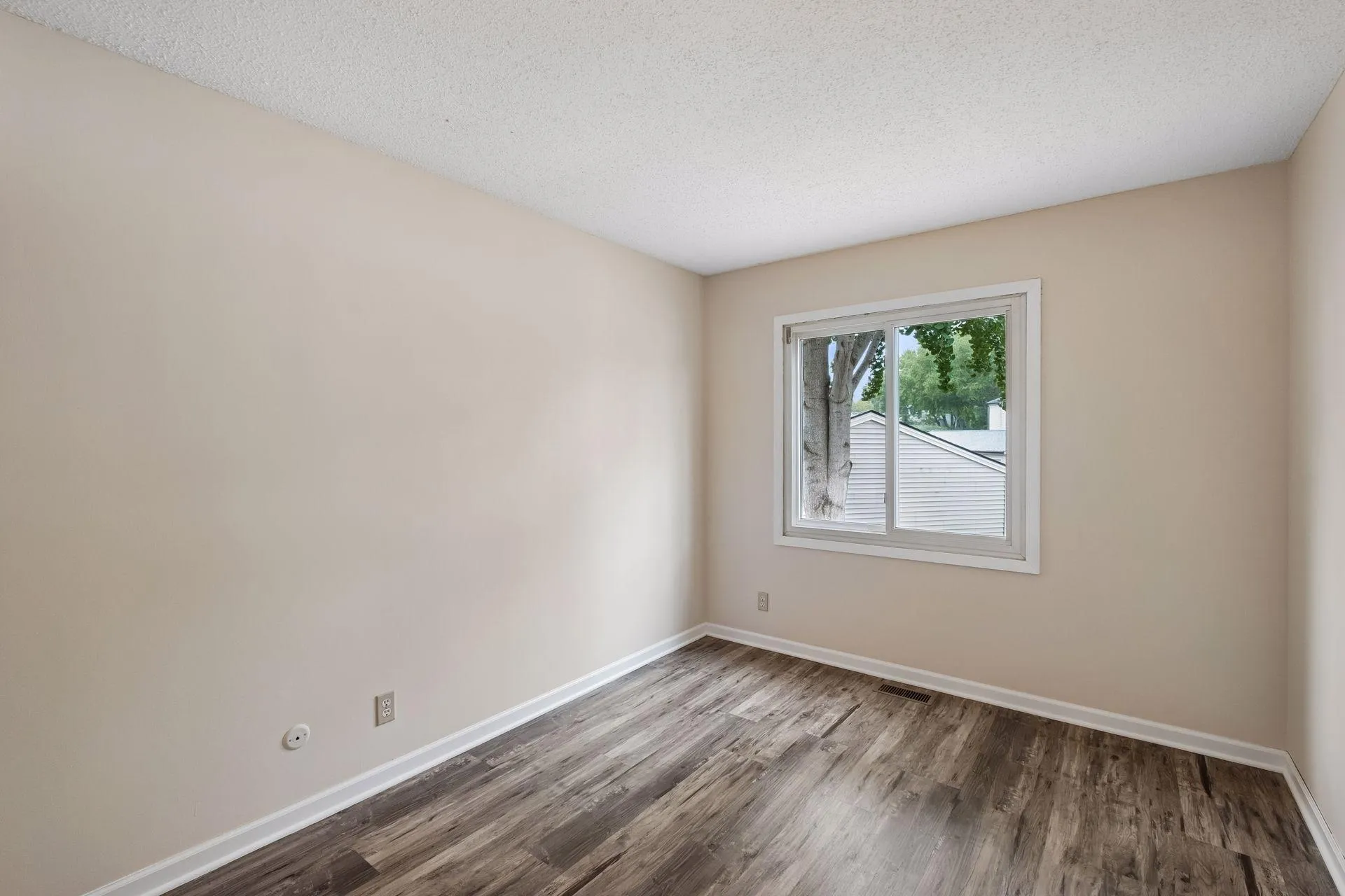 Photo 33 of 1498 Woodview W Avenue