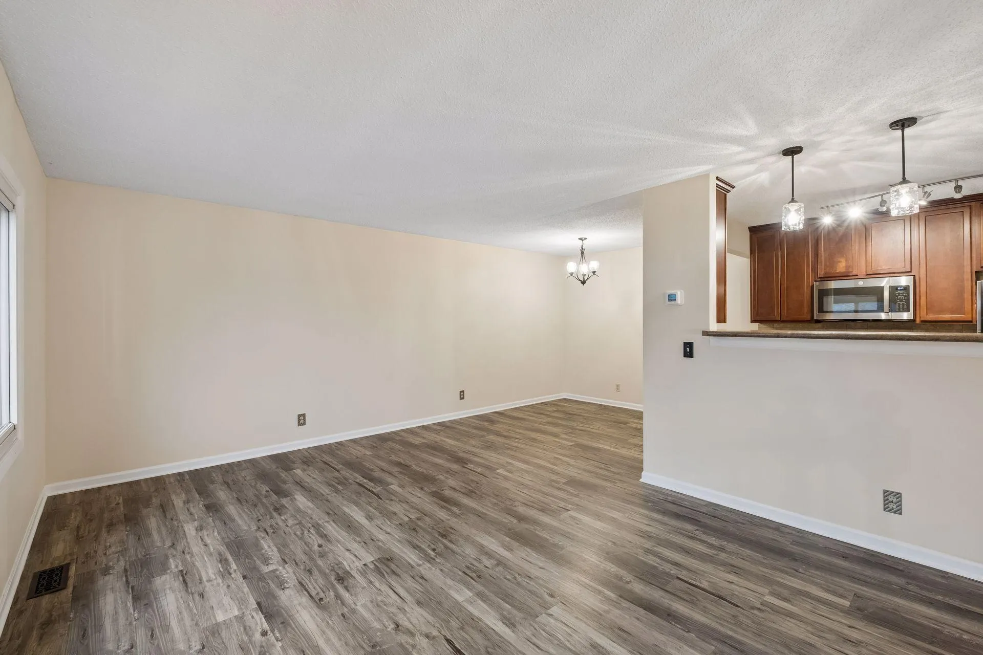 Photo 11 of 1498 Woodview W Avenue