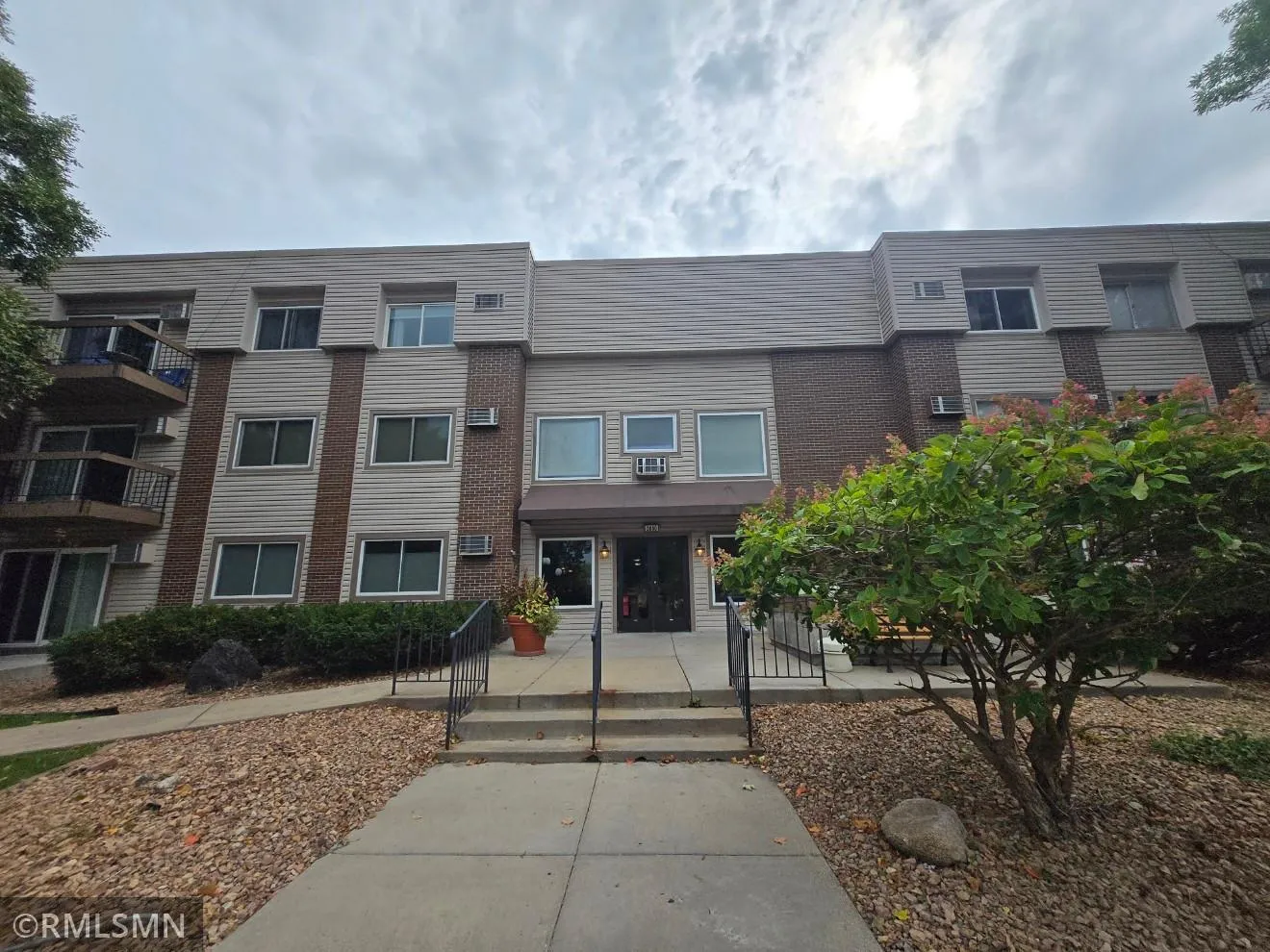 Photo 2 of 2800 Hillsboro N Avenue Unit 315