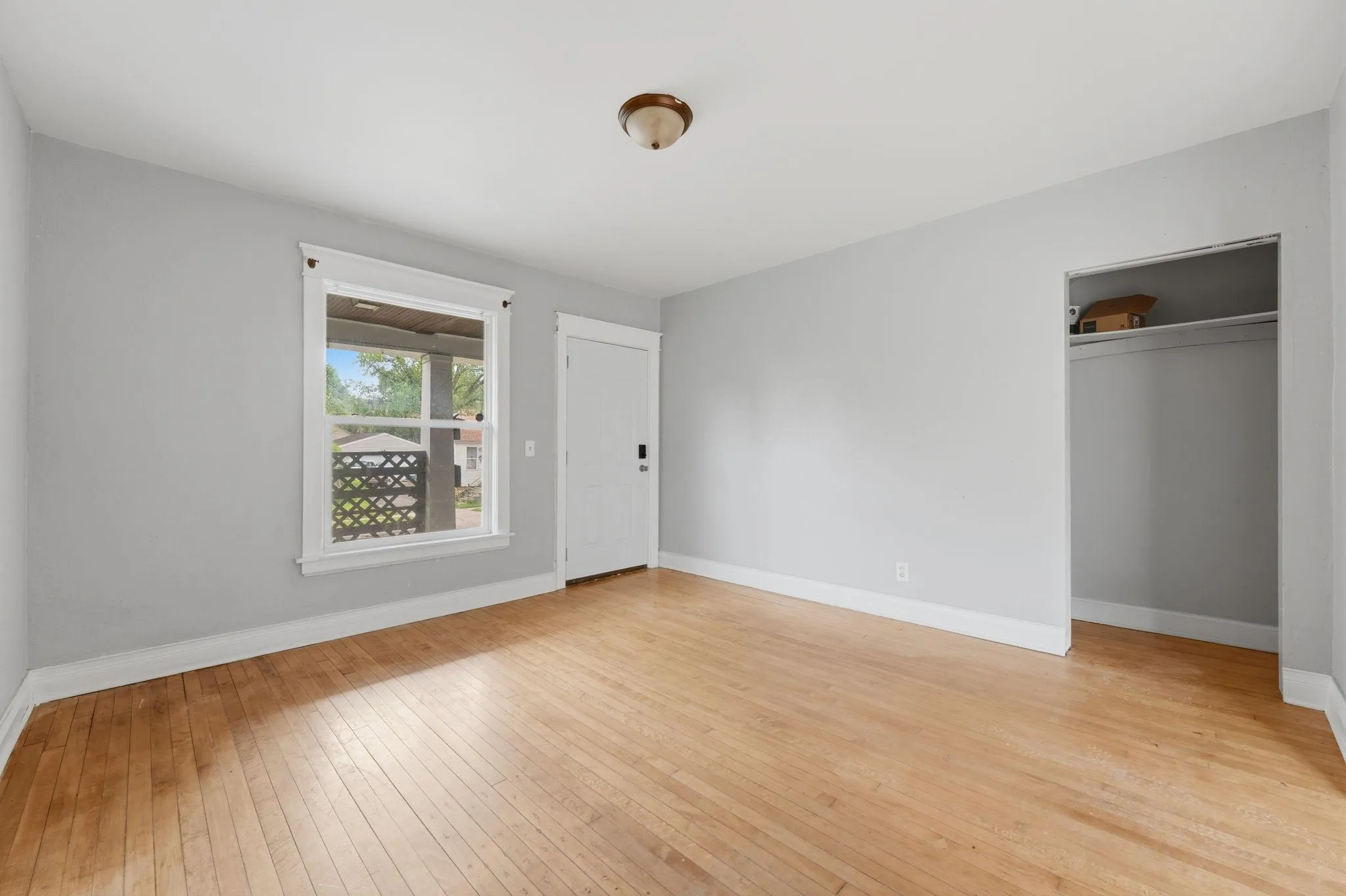 Photo 6 of 733 Bradley Street