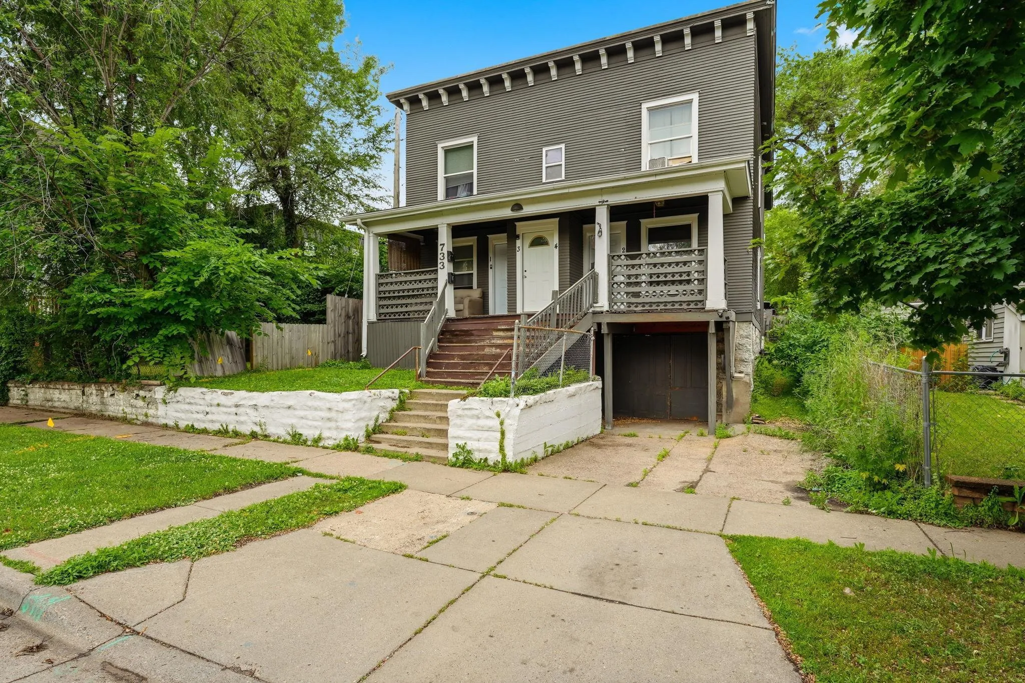 Photo 3 of 733 Bradley Street