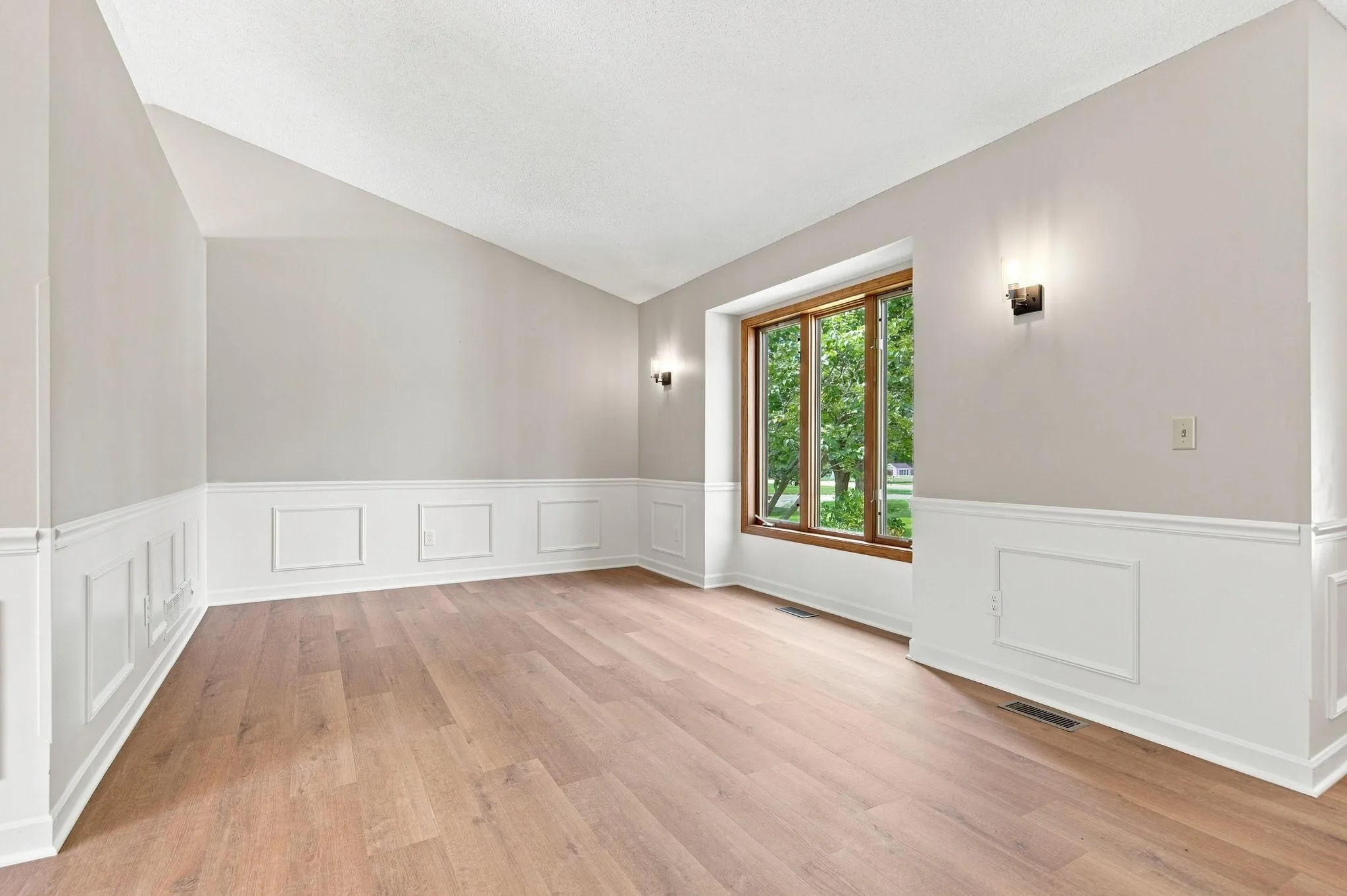 Photo 12 of 9081 13th Ne Street