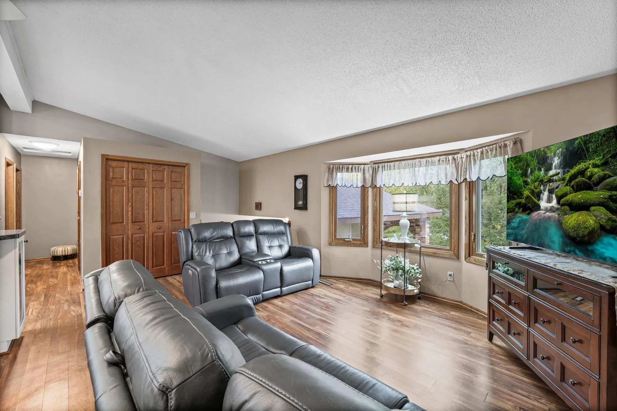 Photo 13 of 1142 Parkview Lane