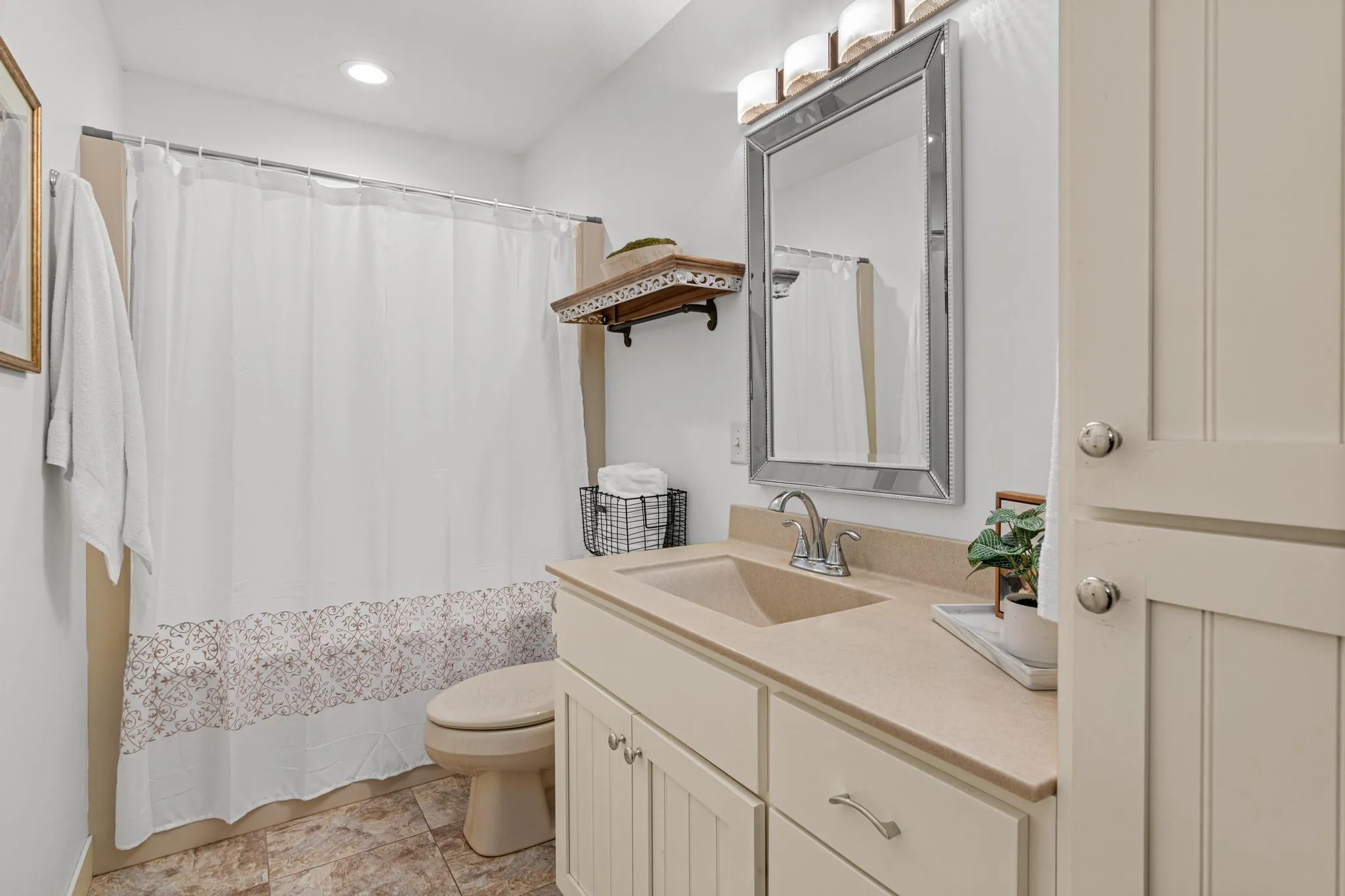 Photo 19 of 653 Deerwood Drive