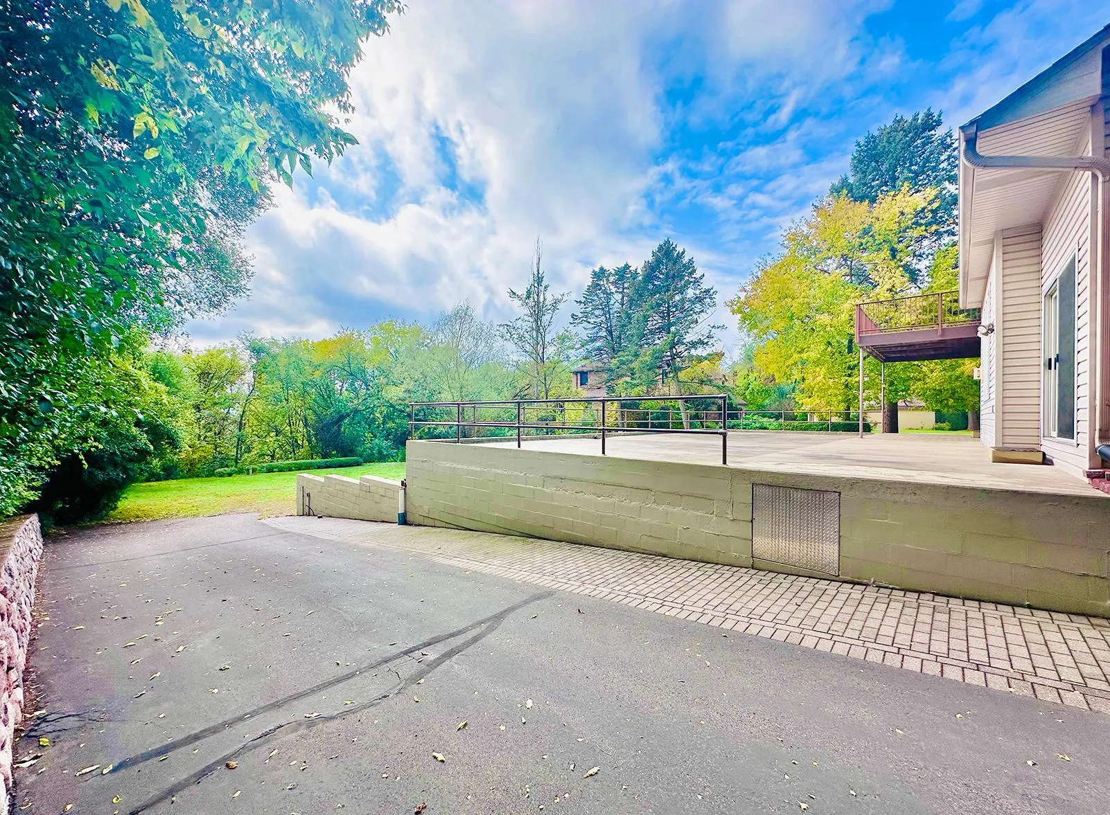 Photo 4 of 1009 River Terrace Drive