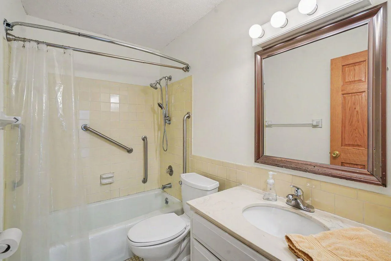 Photo 14 of 205 Barry S Avenue Unit 207