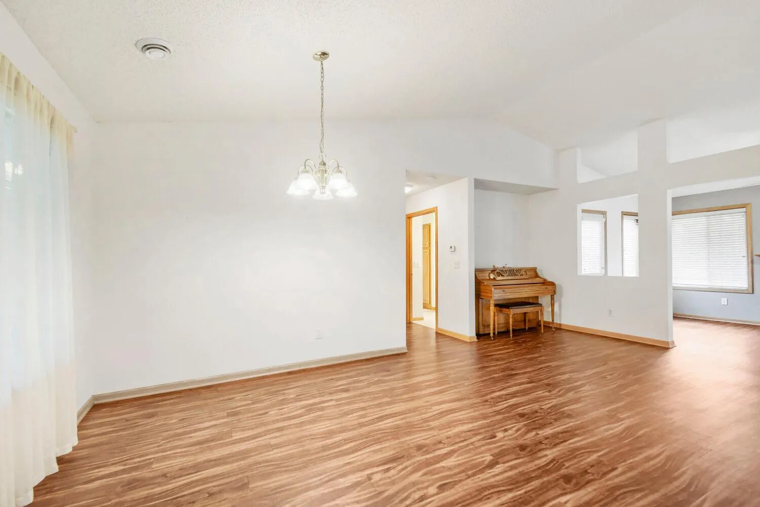 Photo 3 of 7630 Palisades Ne Avenue