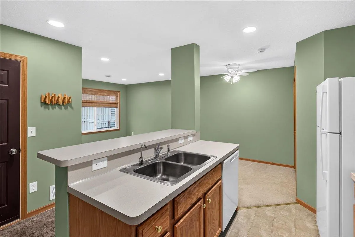 Photo 9 of 7104 Quail Ne Avenue