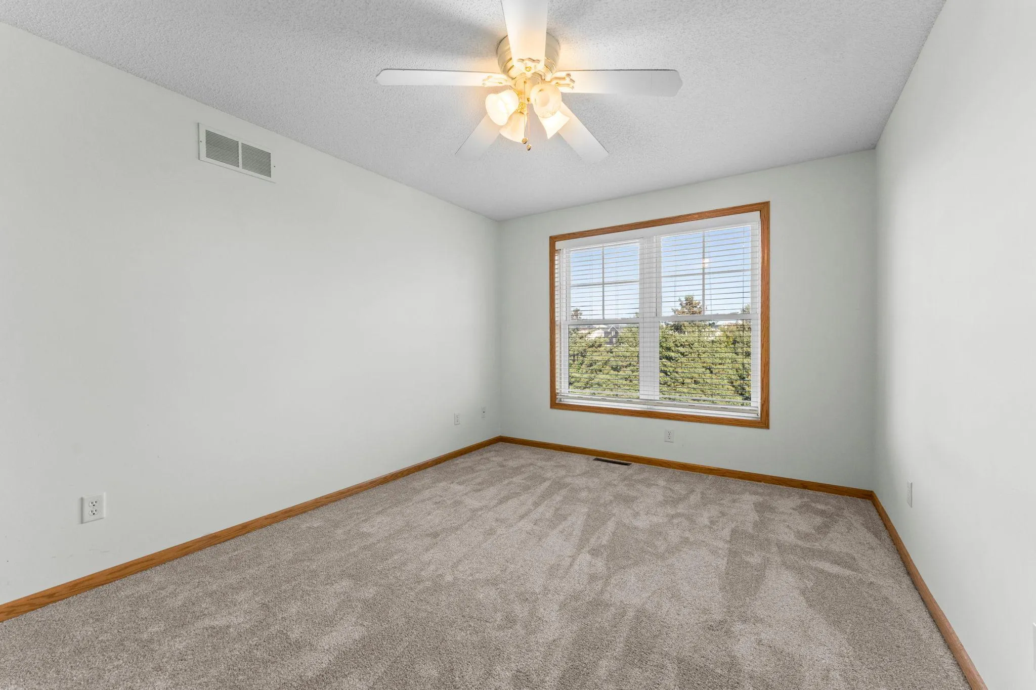 Photo 31 of 20676 Hampshire Way