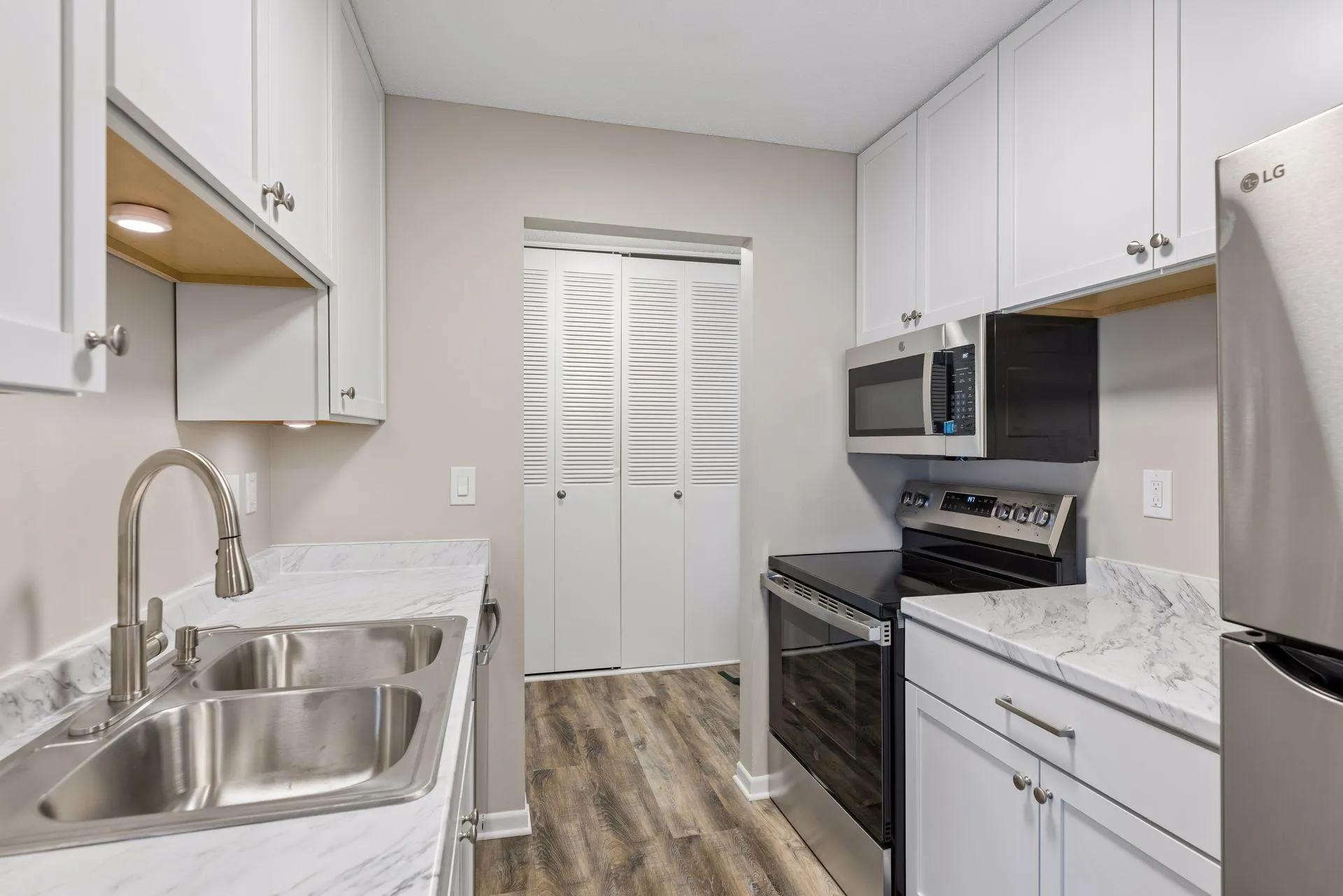 Photo 8 of 2800 Hillsboro N Avenue Unit 307