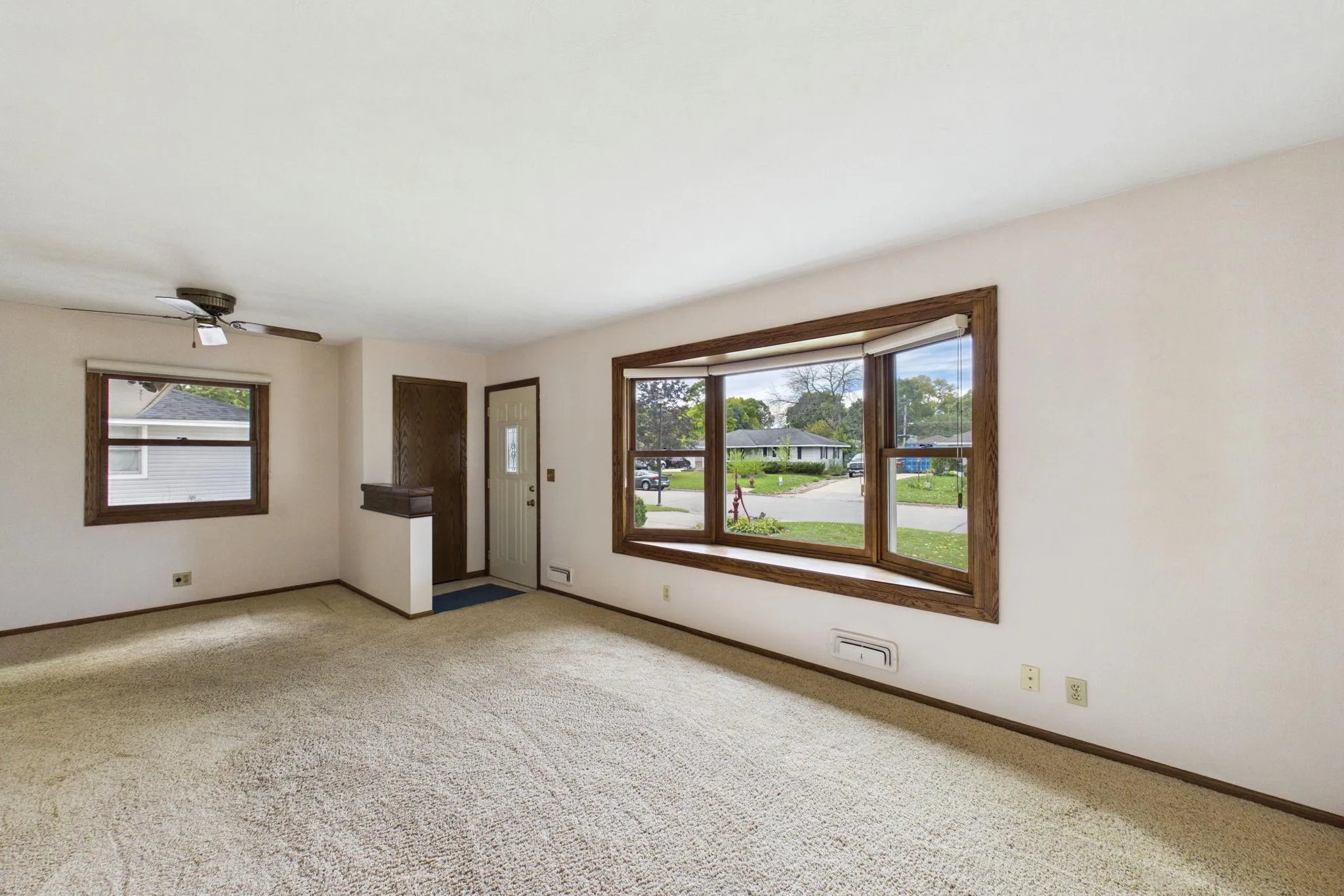 Photo 3 of 8831 Greenway S Avenue