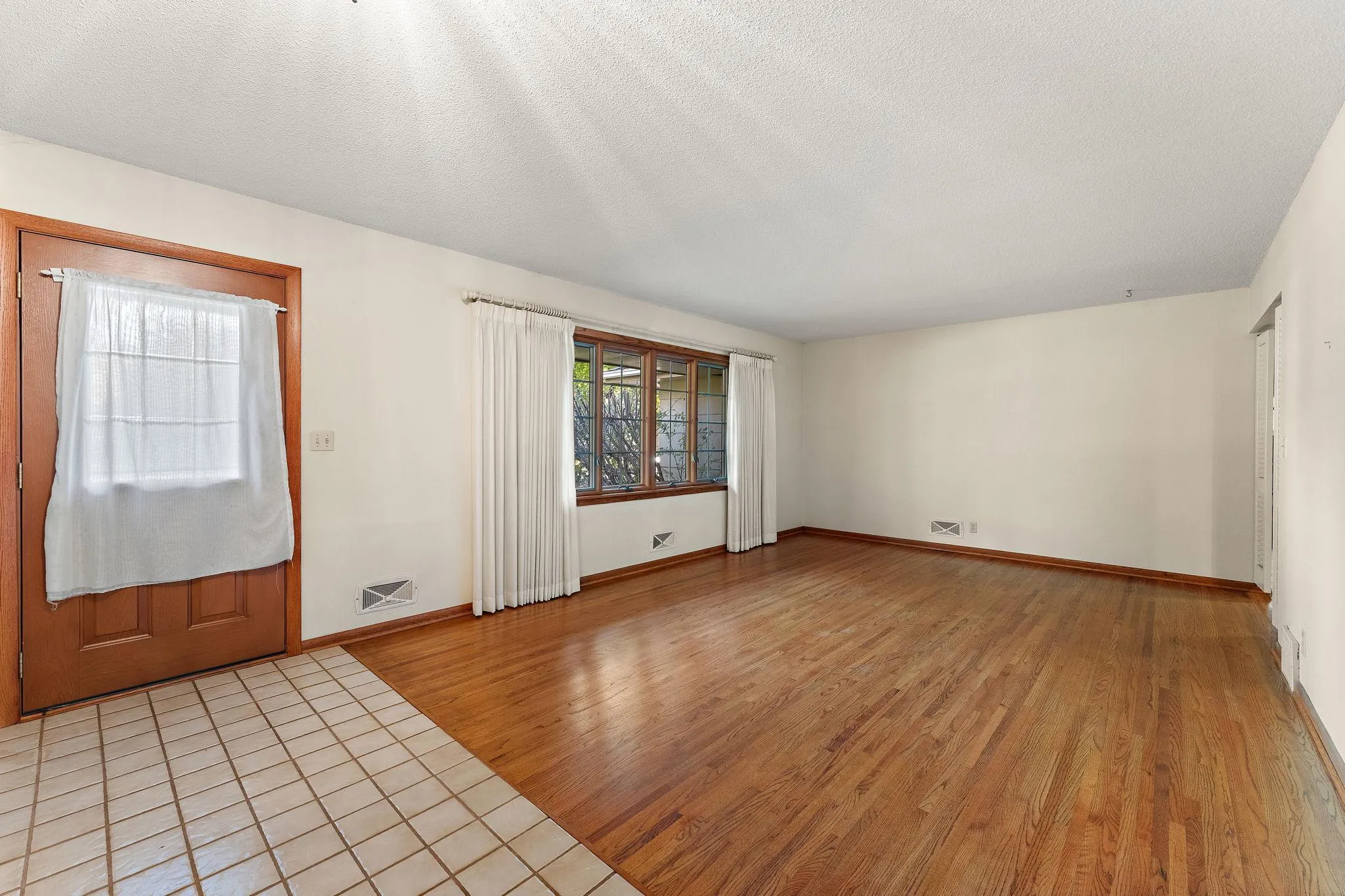 Photo 5 of 13208 Penn S Avenue