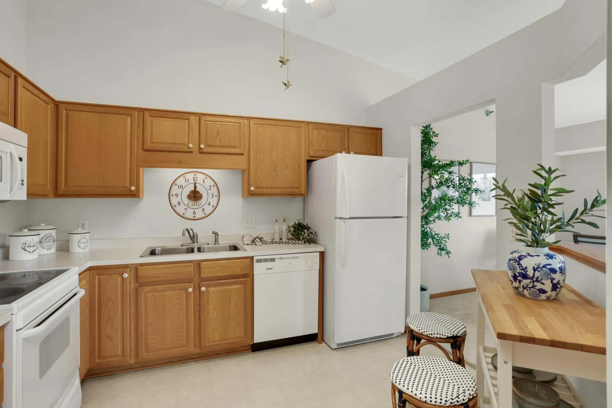 Photo 6 of 18500 Euclid Street Unit 306