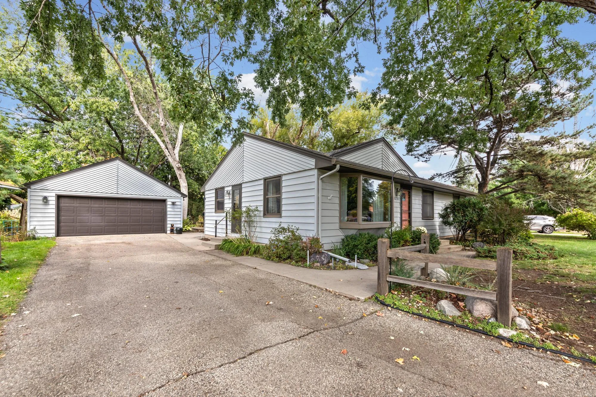 Photo 4 of 10230 York Lane