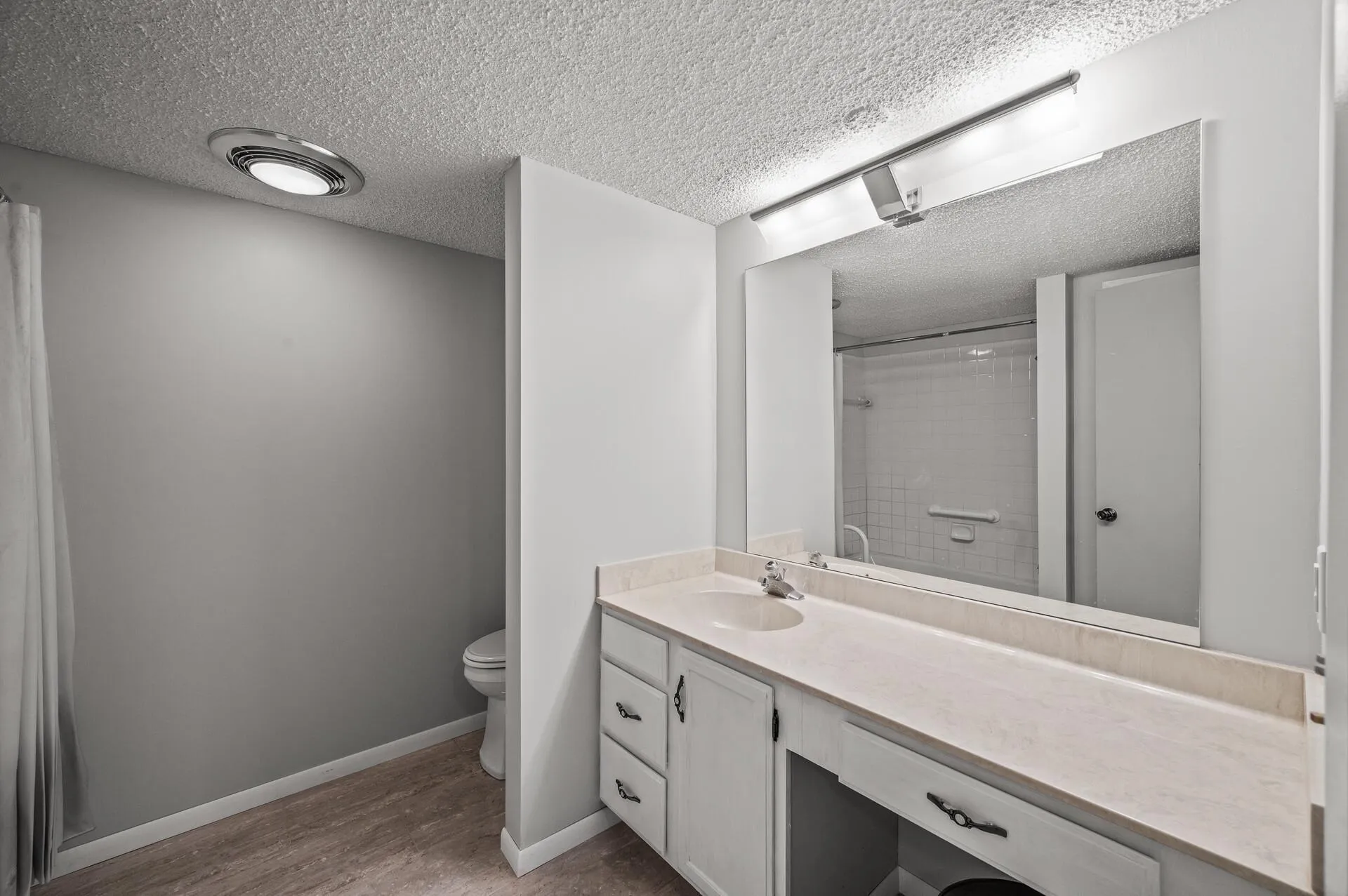 Photo 17 of 2455 Londin E Lane Unit 216
