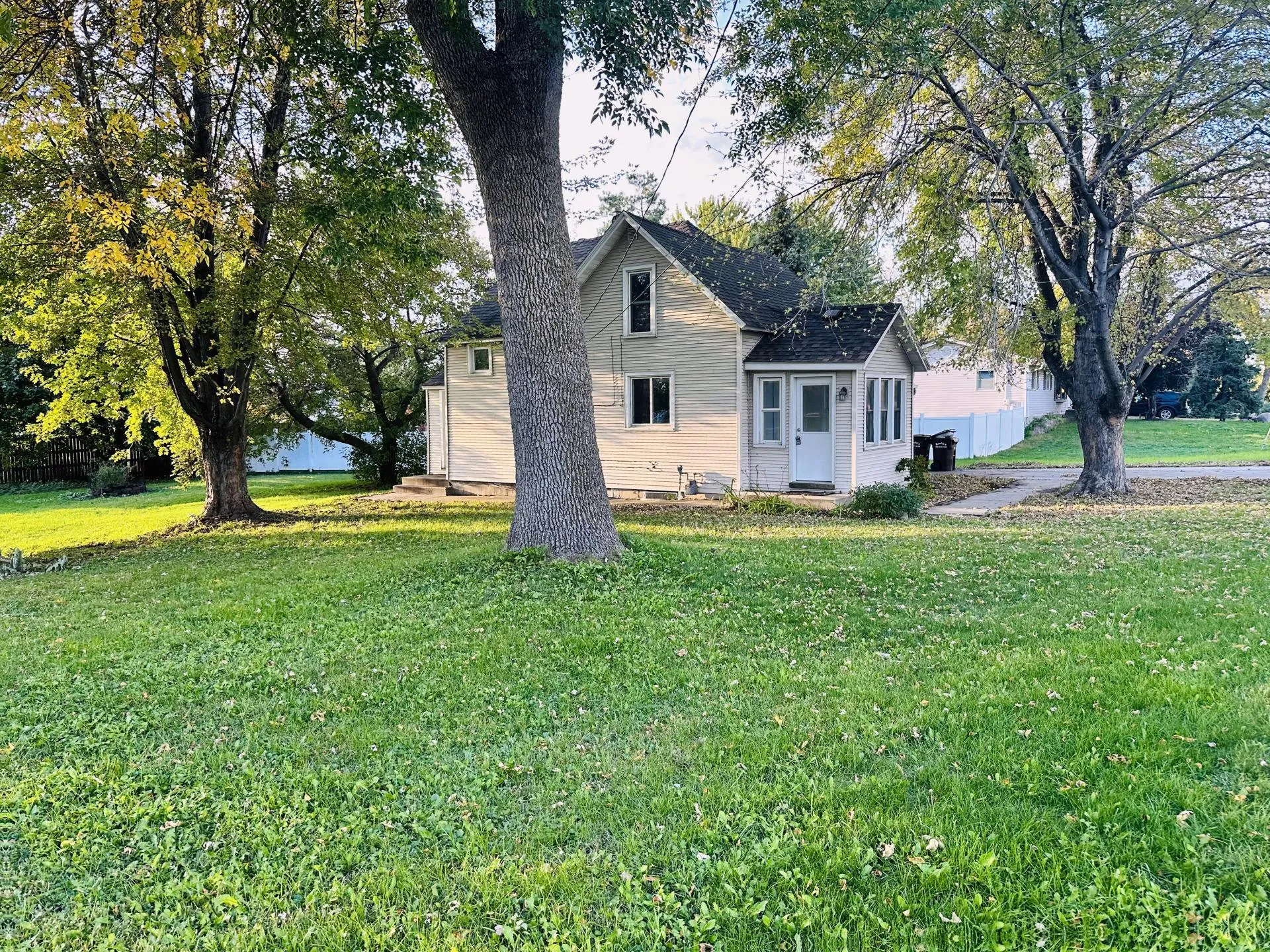 Photo 3 of 523 Oak N Avenue