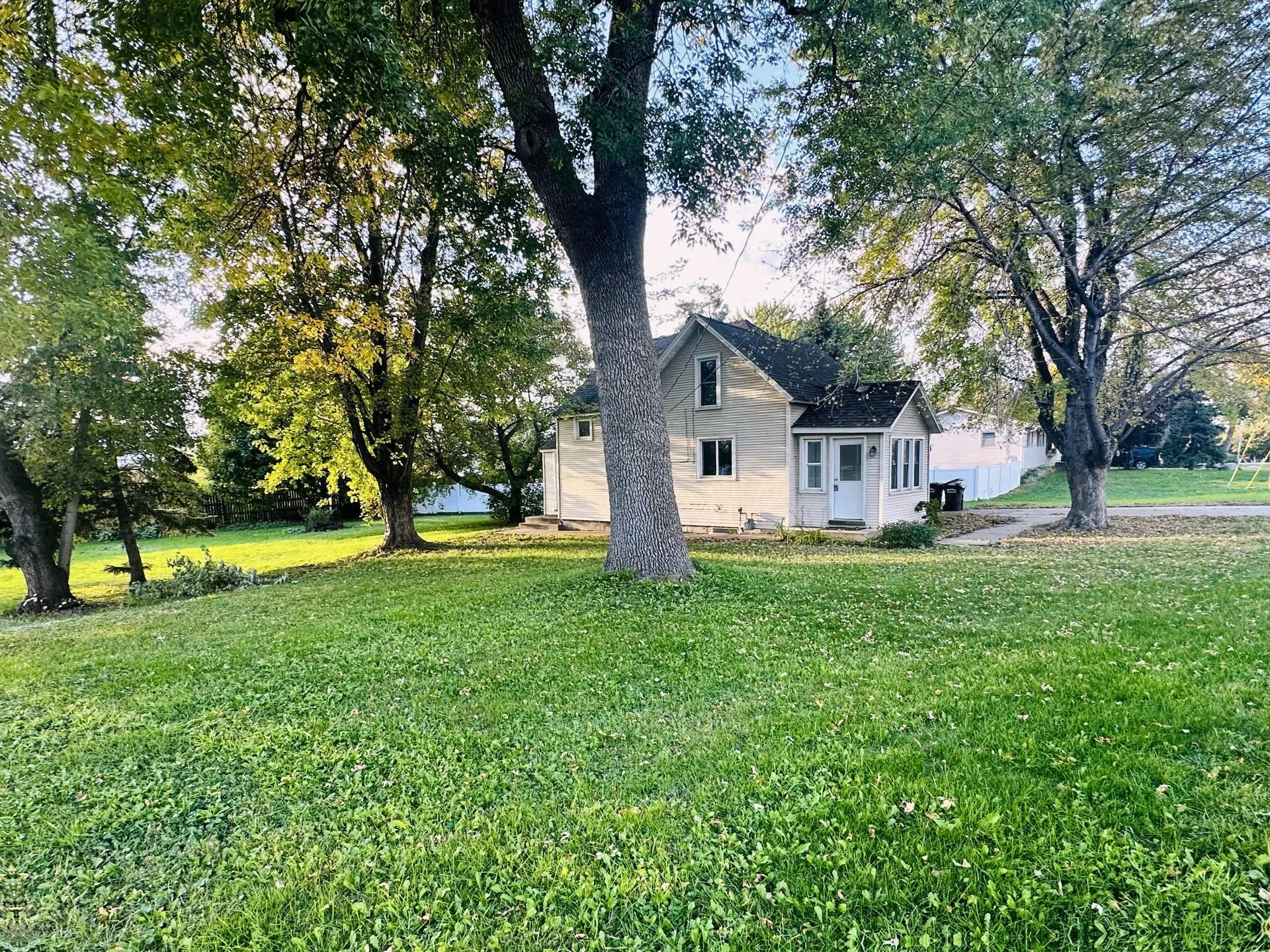 Photo 2 of 523 Oak N Avenue