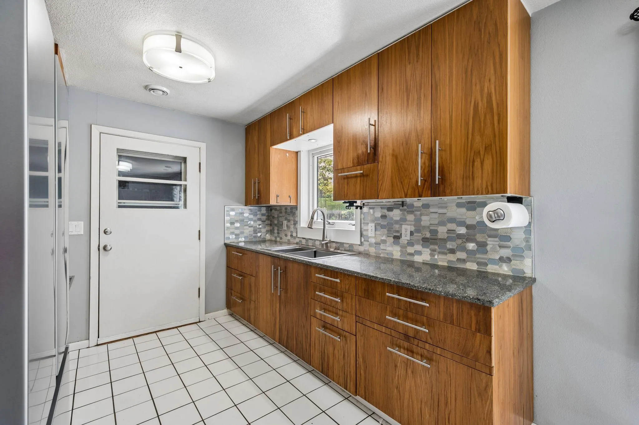 Photo 4 of 718 E River Street