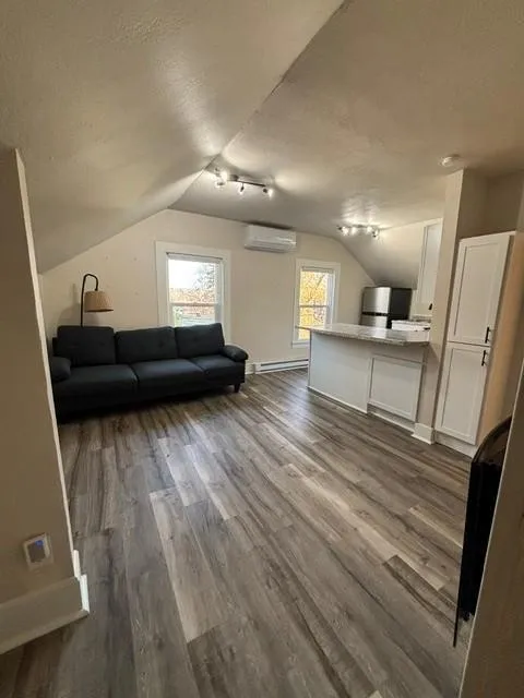 Photo 11 of 517 7th E Street