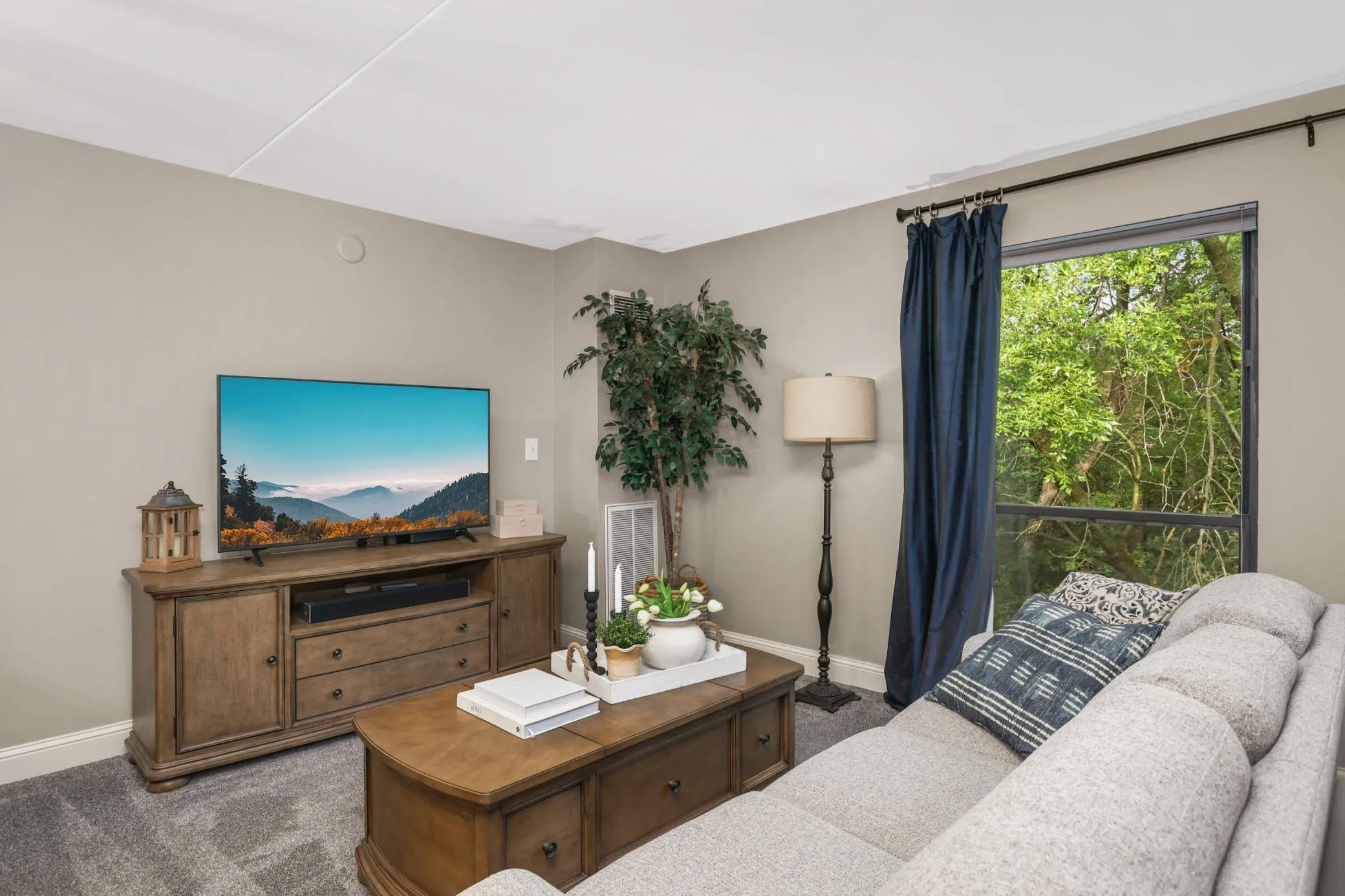 Photo 5 of 6710 Vernon S Avenue Unit 409