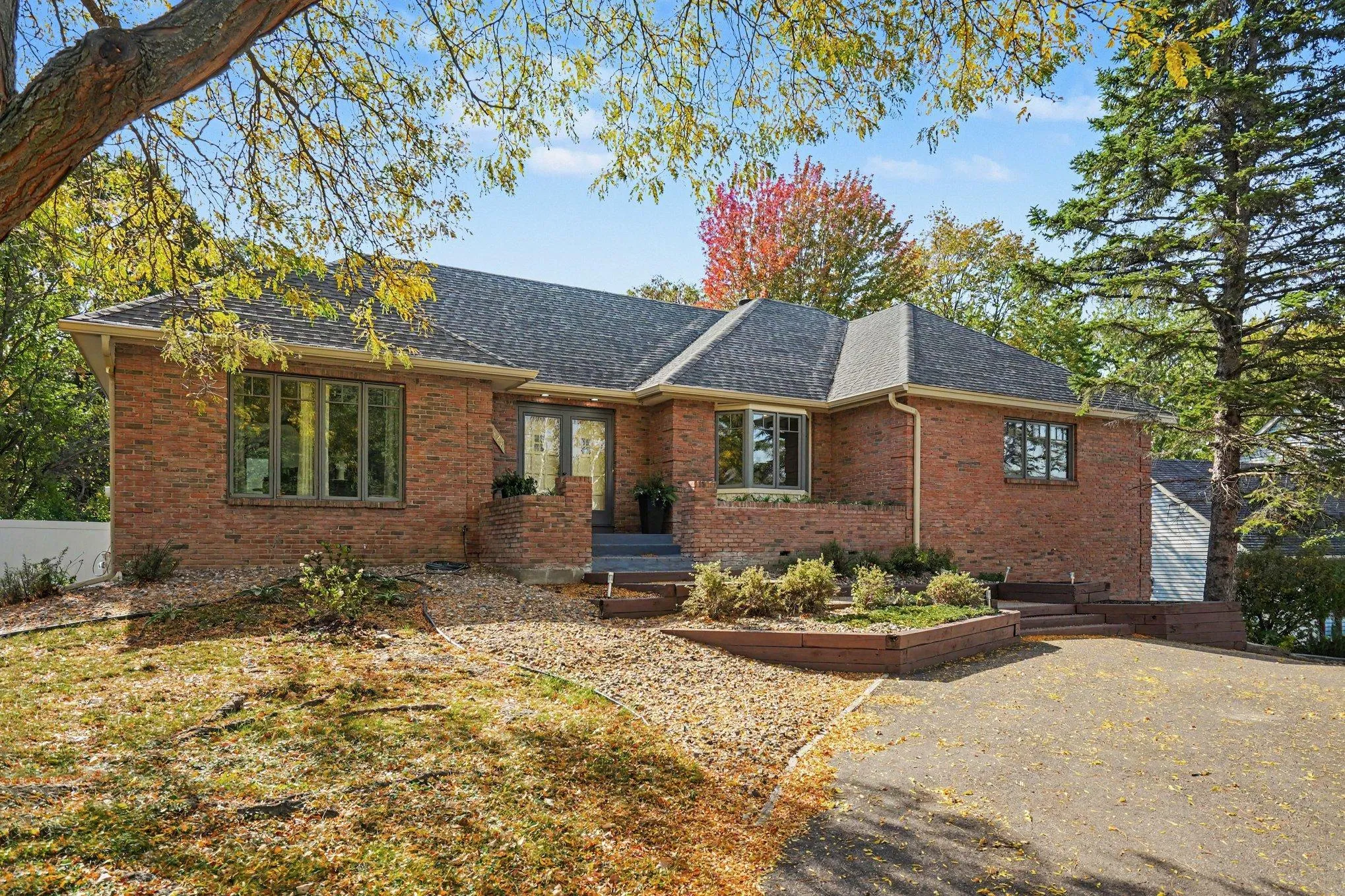Photo 2 of 1528 Briarknoll Drive