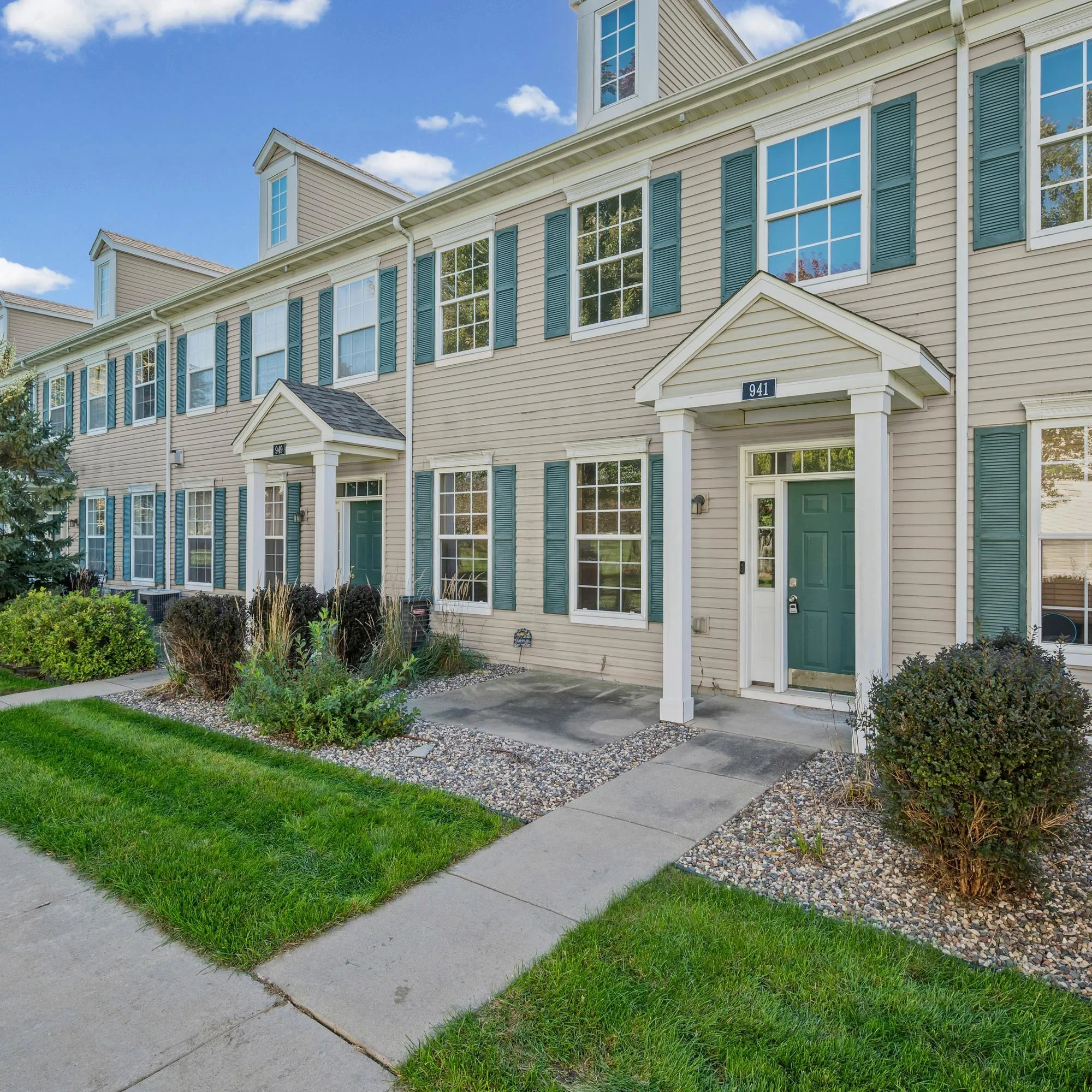 Photo 4 of 941 Newport Avenue
