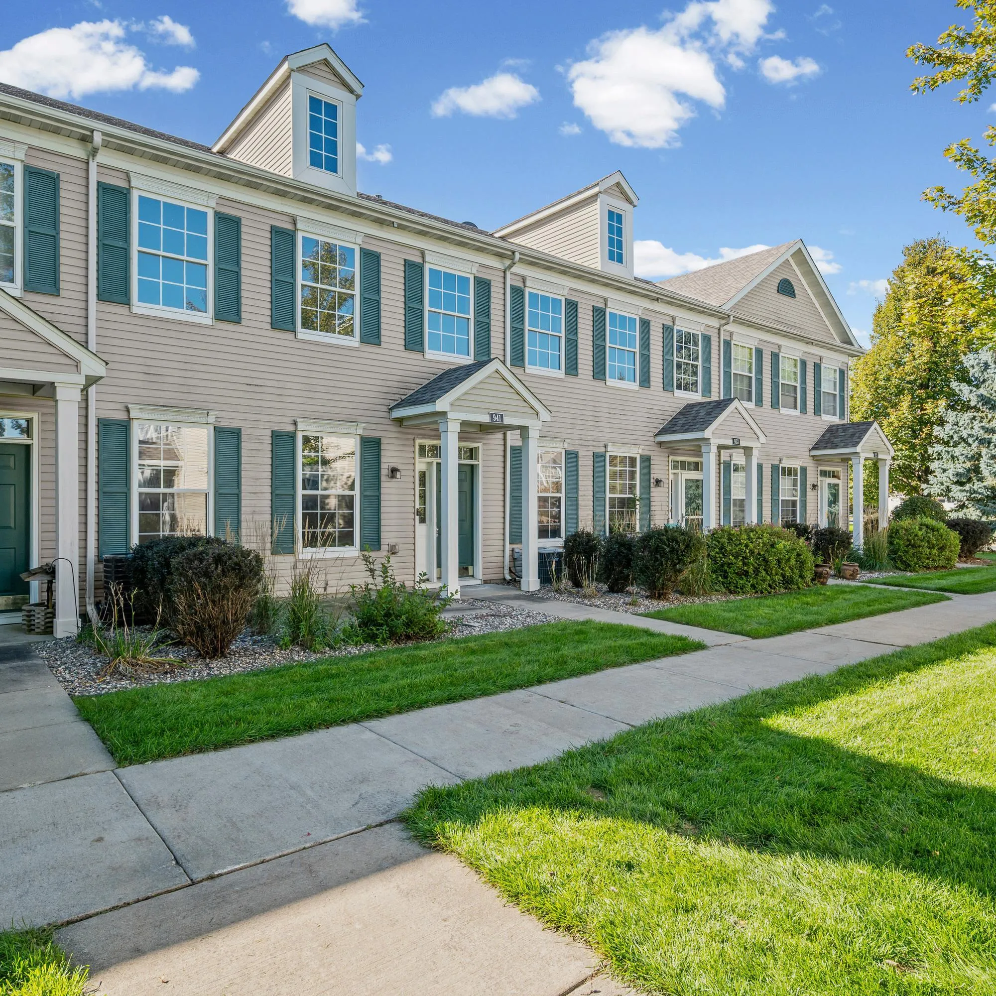 Photo 3 of 941 Newport Avenue