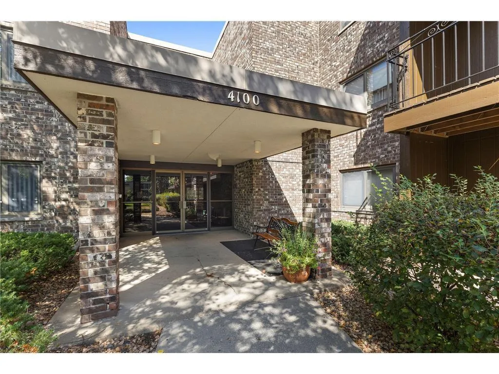 Photo 5 of 4100 Parklawn Avenue Unit 318