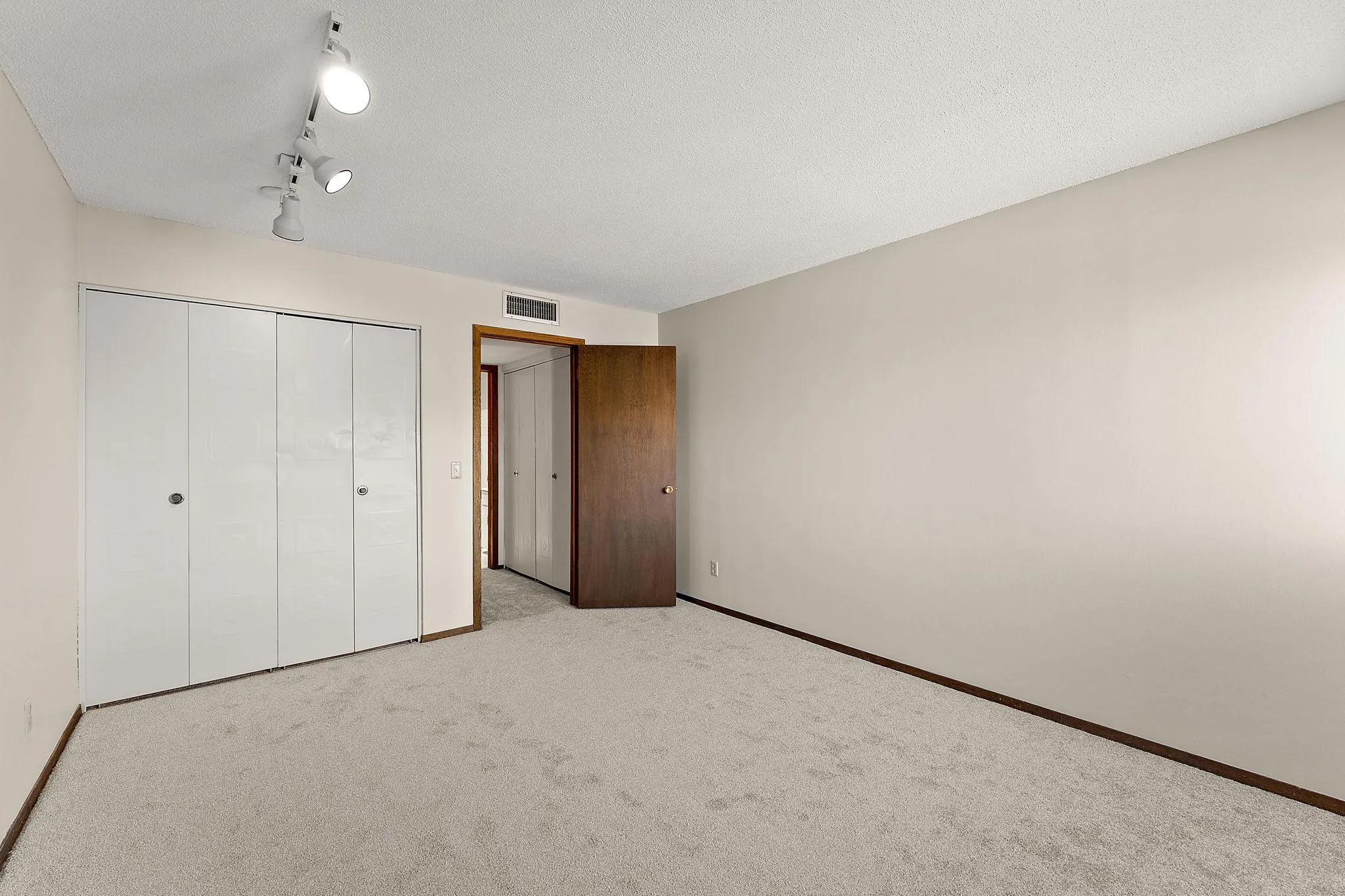 Photo 18 of 4100 Parklawn Avenue Unit 318