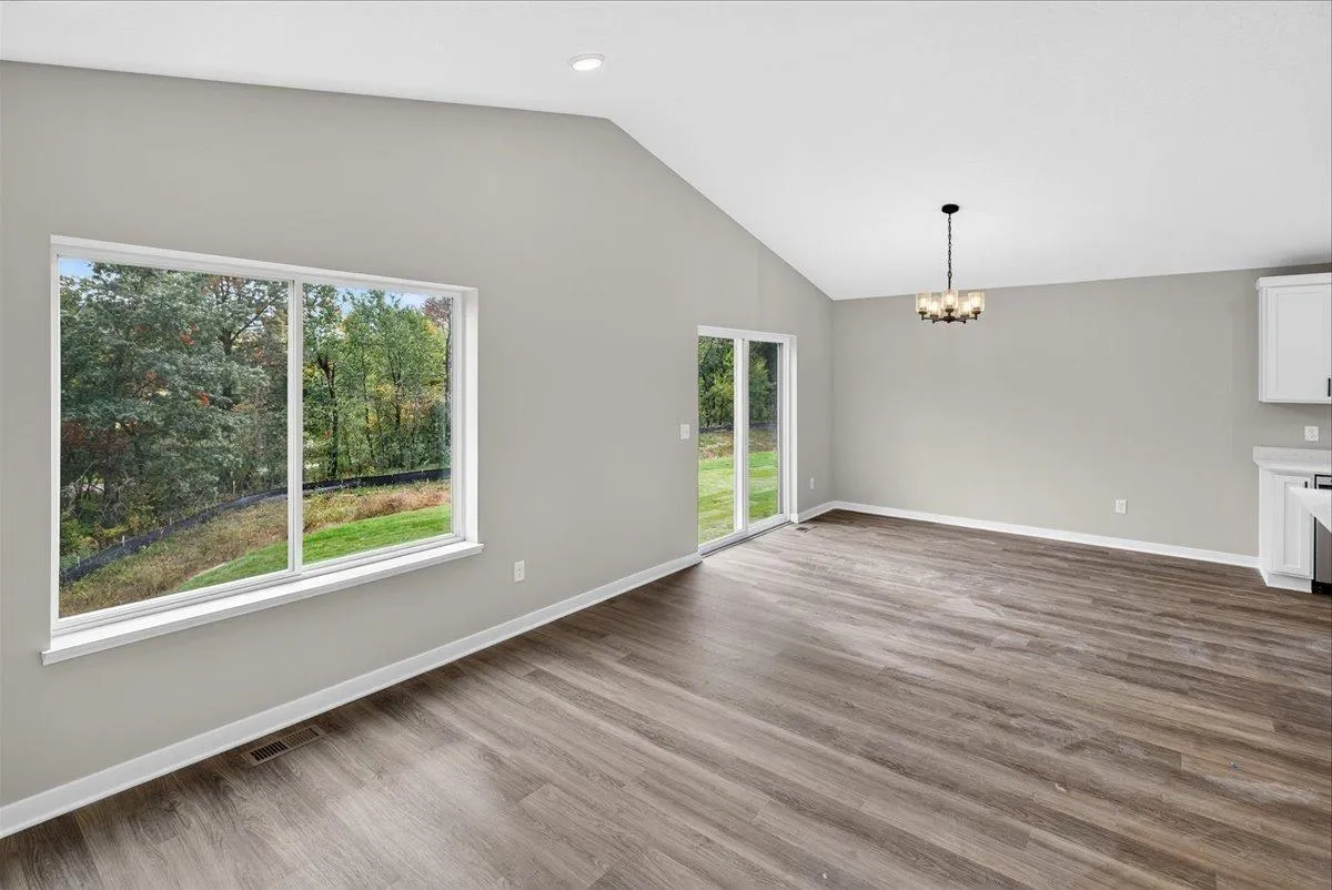 Photo 5 of 37546 Greenway Avenue