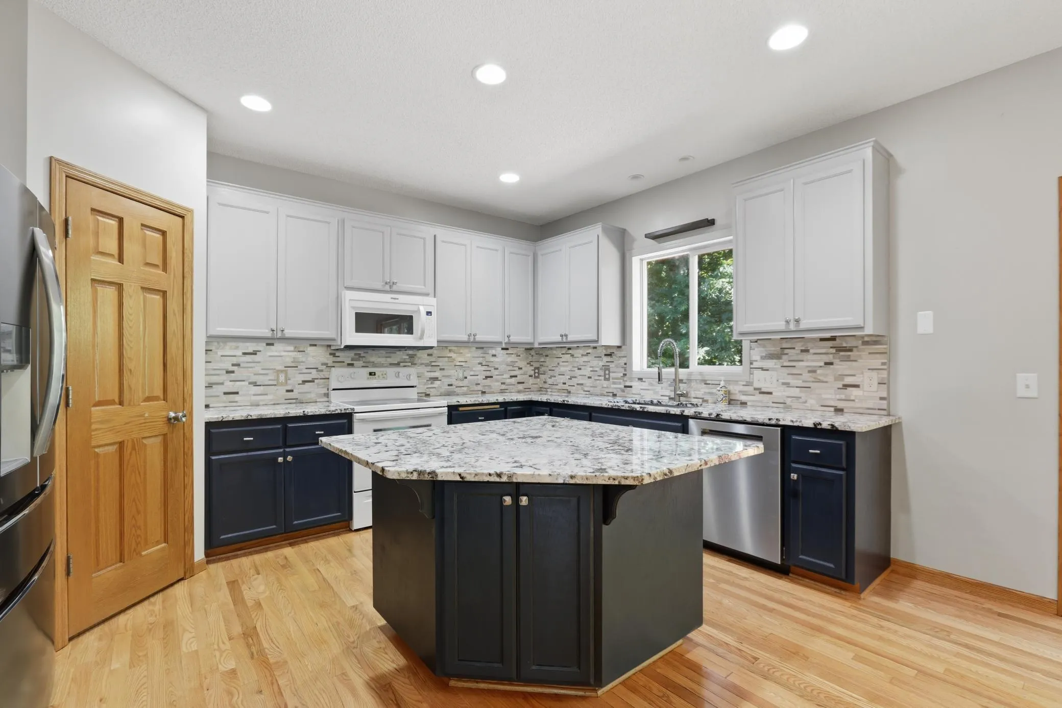 Photo 10 of 9142 Woodland Drive