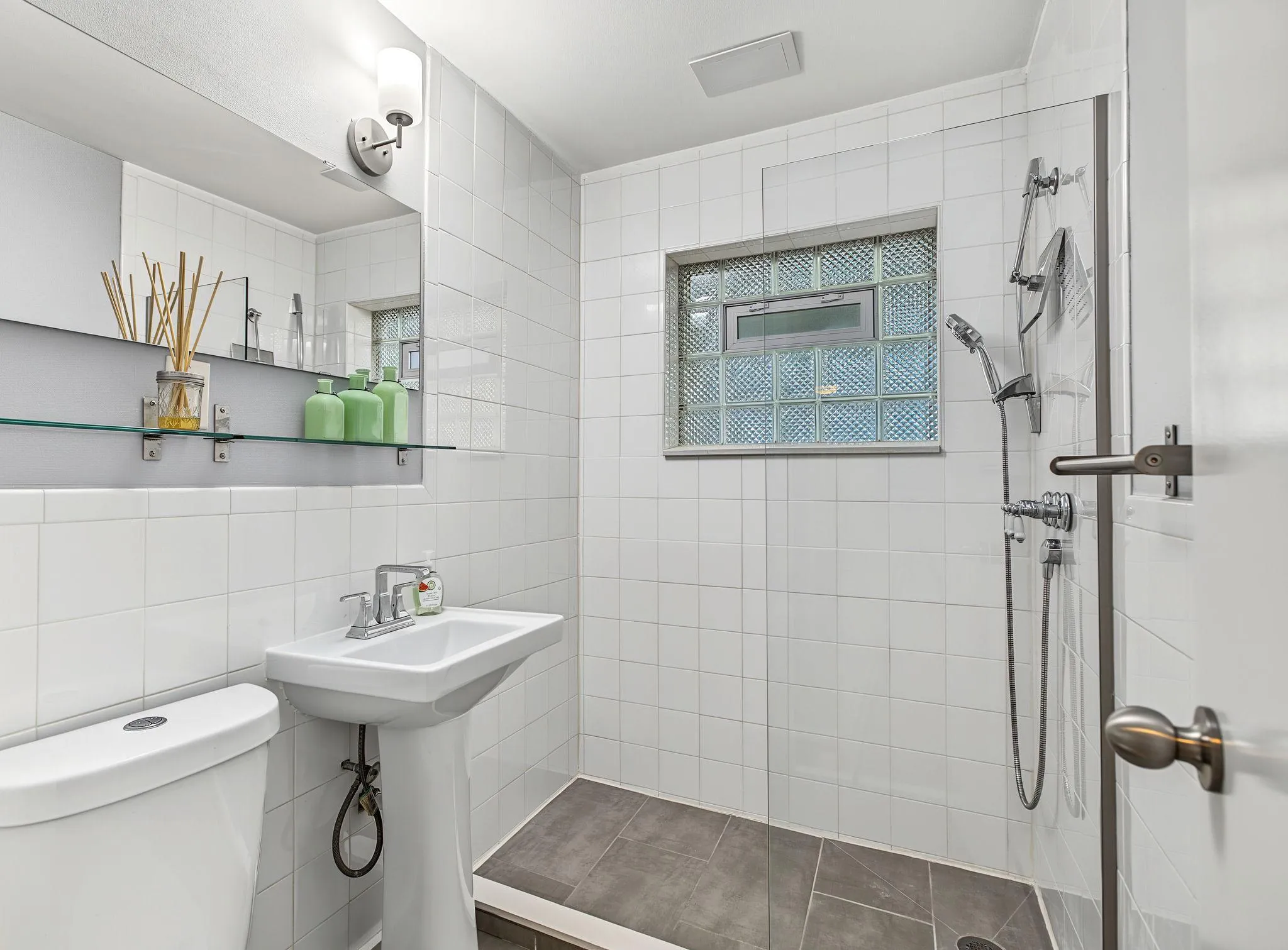 Photo 4 of 2747 Dupont S Avenue Unit 101