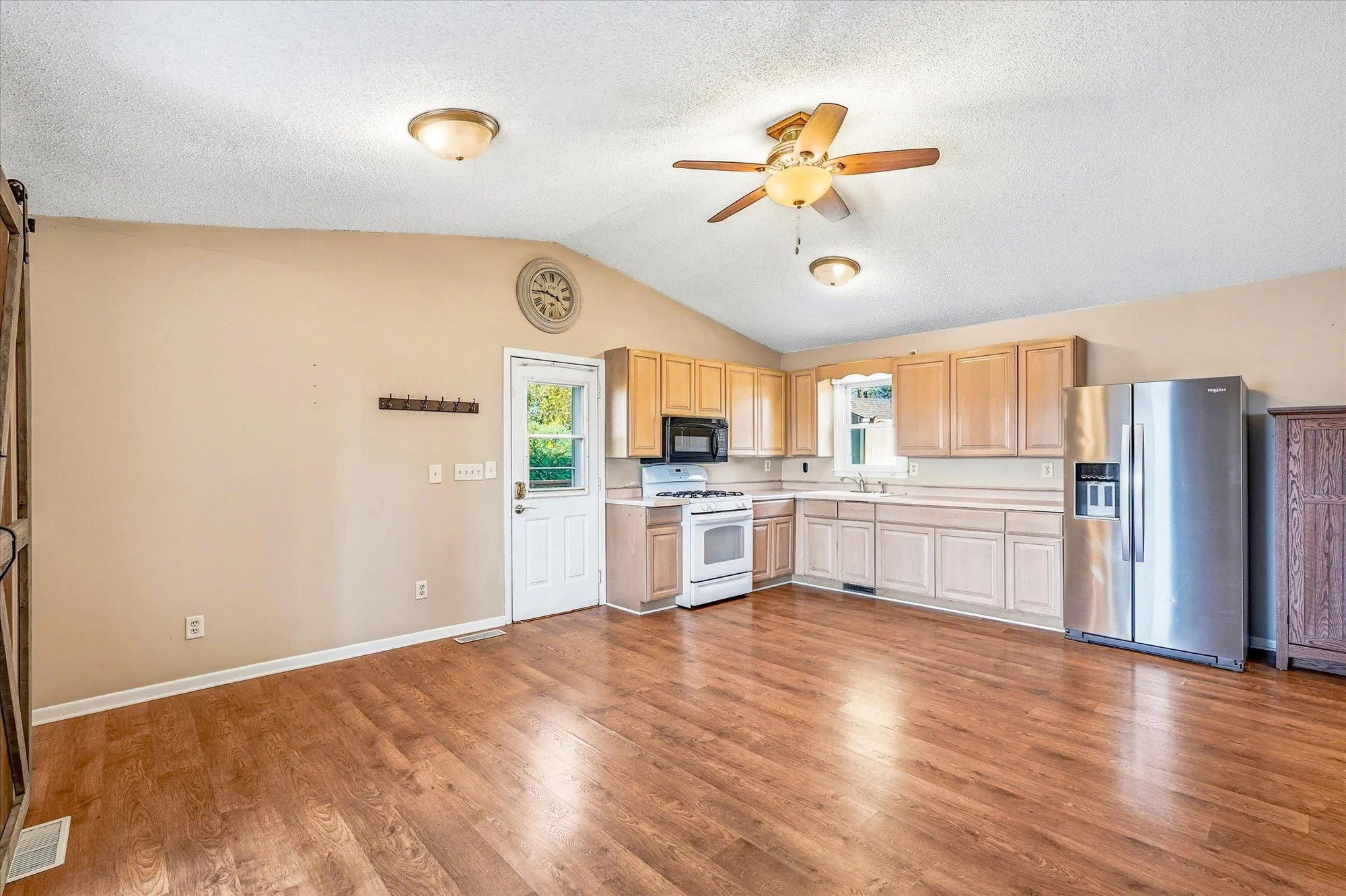 Photo 5 of 1711 Hansack Ne Avenue